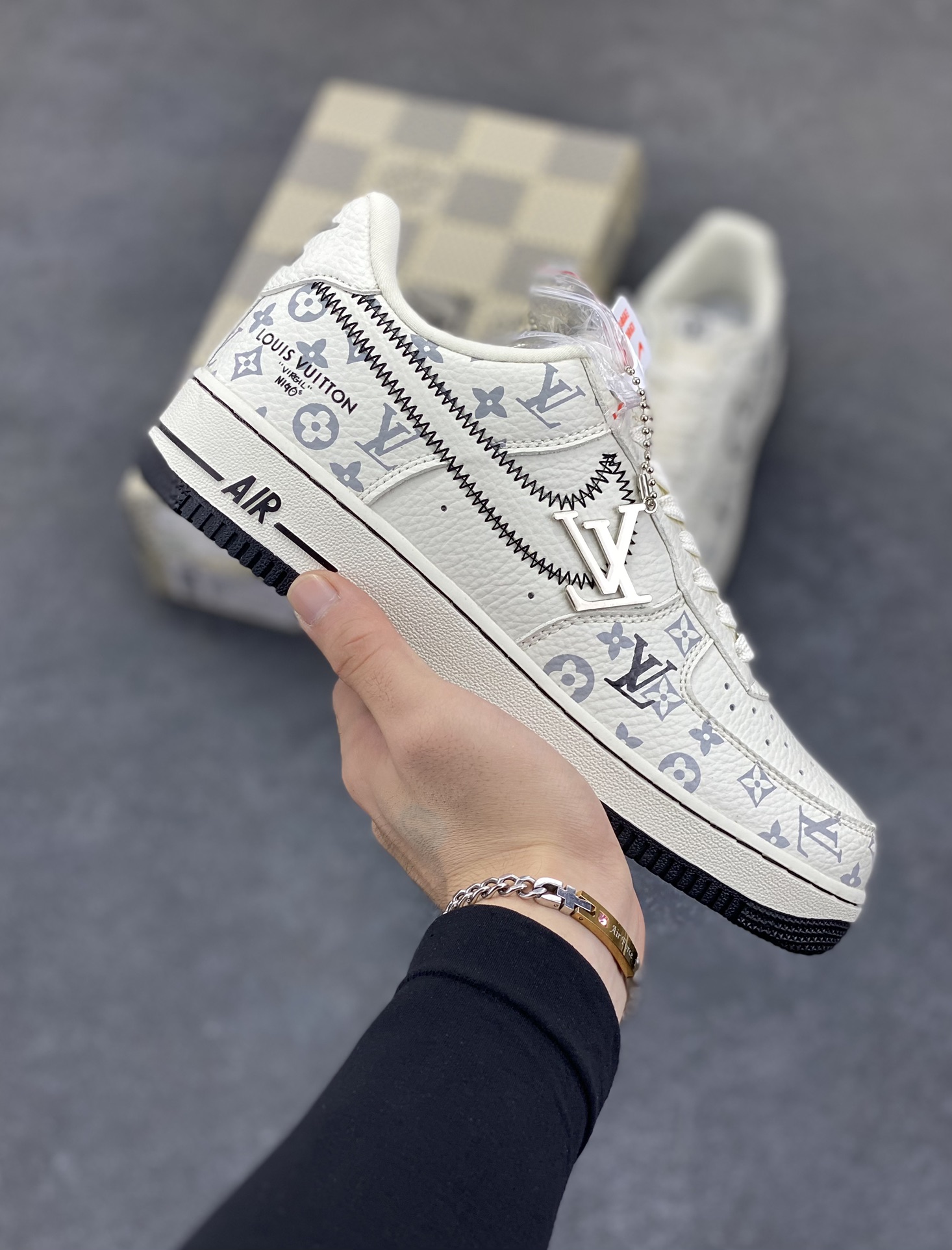 NIke Air Force 1 \’07 Low LV联名–米白黑线 空军一号低帮 运动鞋 休闲鞋 折边针车 夜光效果 工艺难度大 原楦头原纸板 原装鞋盒 原厂鞋底 超高清洁度 细节完美 货号:SC0601-557 尺码:36 36.5 37.5 38 38.5 39 40 40.5 41 42 42.5 43 44 44.5 45-选品中心