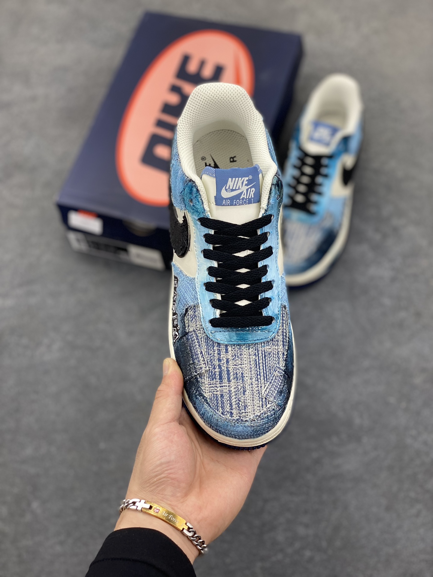 图片[2]-手绘涂鸦“丹宁幻彩”“Danning Illusion”空军一号定制板鞋 从材质上看，丹宁面料的运用堪称一绝。丹宁，这种带着浓厚美式工装风格与街头气息的布料，坚韧且富有质感，它的每一处纹理都仿佛诉说着岁月的故事。色彩运用更是“丹宁幻彩”的一大亮点。以丹宁蓝为主色调，深浅不一的蓝色层次分明，宛如渐变的海洋，充满了神秘与深邃感 货号：FB0607-770 尺码：36 36.5 37.5 38 38.5 39 40 40.5 41 42 42.5 43 44 44.5 45-选品中心