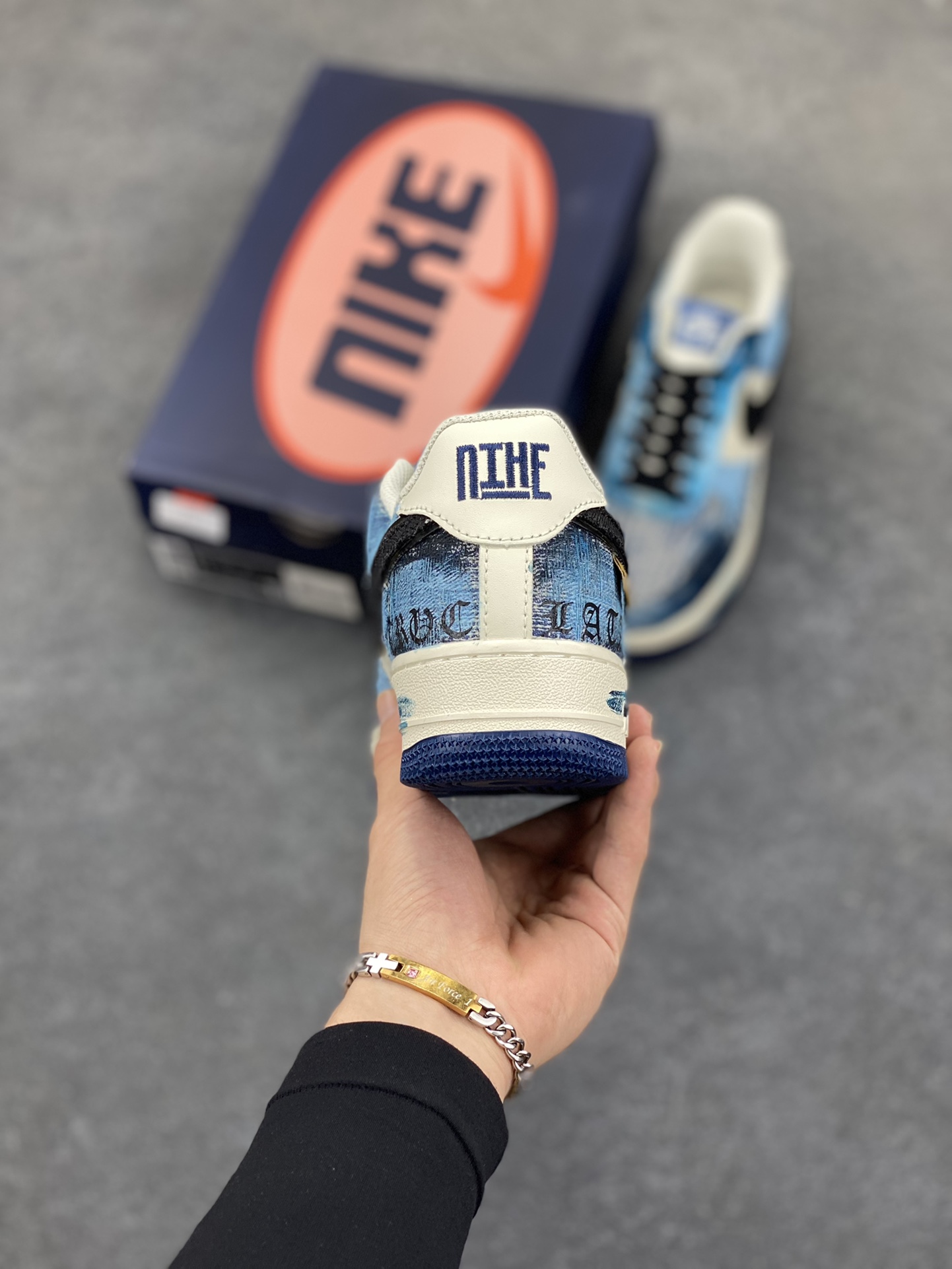 图片[4]-手绘涂鸦“丹宁幻彩”“Danning Illusion”空军一号定制板鞋 从材质上看，丹宁面料的运用堪称一绝。丹宁，这种带着浓厚美式工装风格与街头气息的布料，坚韧且富有质感，它的每一处纹理都仿佛诉说着岁月的故事。色彩运用更是“丹宁幻彩”的一大亮点。以丹宁蓝为主色调，深浅不一的蓝色层次分明，宛如渐变的海洋，充满了神秘与深邃感 货号：FB0607-770 尺码：36 36.5 37.5 38 38.5 39 40 40.5 41 42 42.5 43 44 44.5 45-选品中心