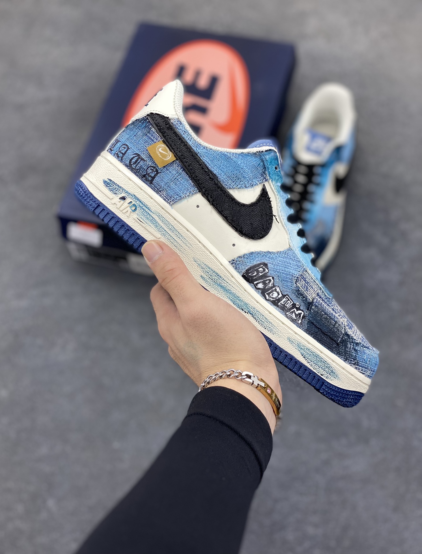 手绘涂鸦“丹宁幻彩”“Danning Illusion”空军一号定制板鞋 从材质上看，丹宁面料的运用堪称一绝。丹宁，这种带着浓厚美式工装风格与街头气息的布料，坚韧且富有质感，它的每一处纹理都仿佛诉说着岁月的故事。色彩运用更是“丹宁幻彩”的一大亮点。以丹宁蓝为主色调，深浅不一的蓝色层次分明，宛如渐变的海洋，充满了神秘与深邃感 货号：FB0607-770 尺码：36 36.5 37.5 38 38.5 39 40 40.5 41 42 42.5 43 44 44.5 45-选品中心