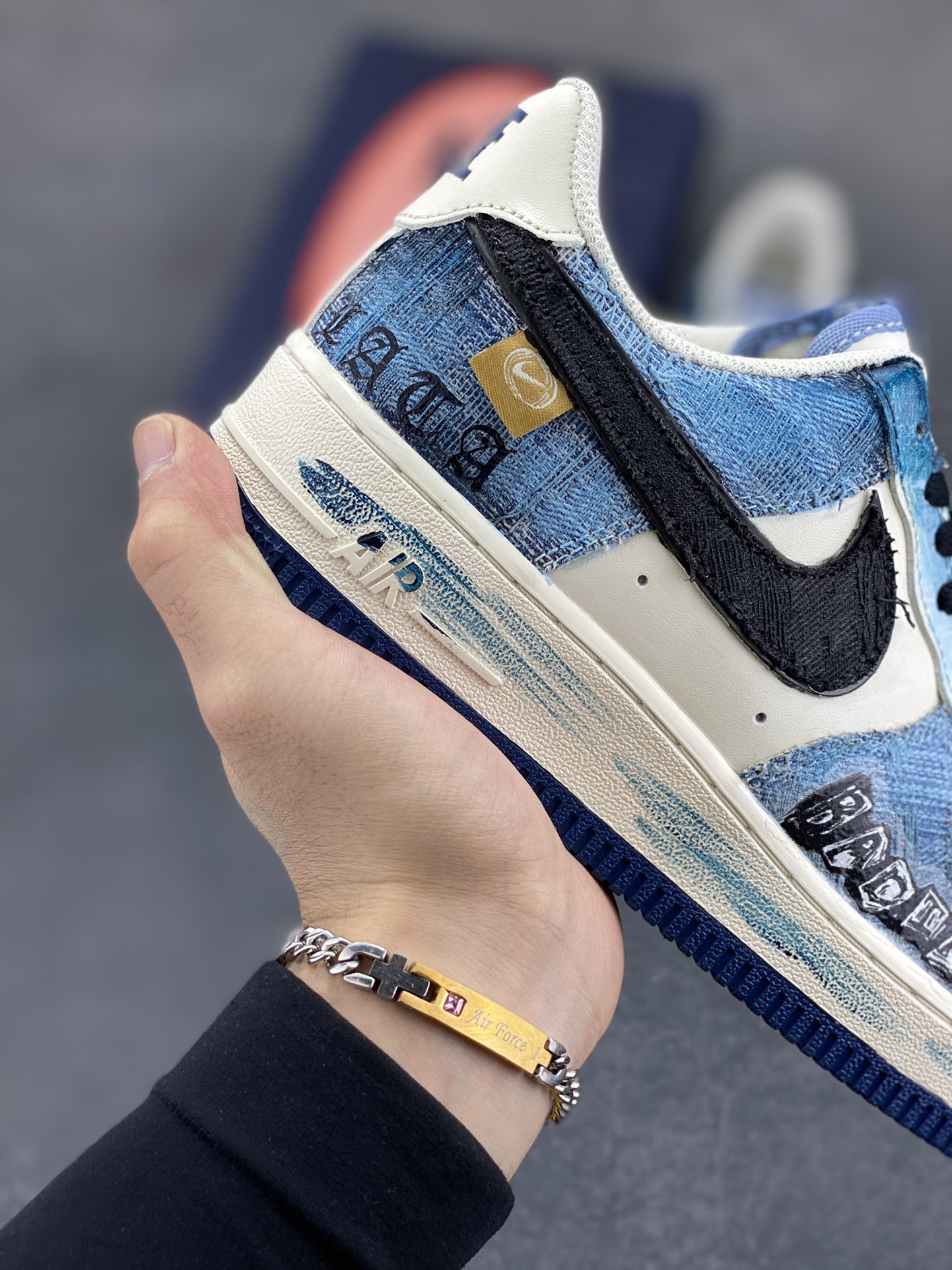 图片[6]-手绘涂鸦“丹宁幻彩”“Danning Illusion”空军一号定制板鞋 从材质上看，丹宁面料的运用堪称一绝。丹宁，这种带着浓厚美式工装风格与街头气息的布料，坚韧且富有质感，它的每一处纹理都仿佛诉说着岁月的故事。色彩运用更是“丹宁幻彩”的一大亮点。以丹宁蓝为主色调，深浅不一的蓝色层次分明，宛如渐变的海洋，充满了神秘与深邃感 货号：FB0607-770 尺码：36 36.5 37.5 38 38.5 39 40 40.5 41 42 42.5 43 44 44.5 45-选品中心