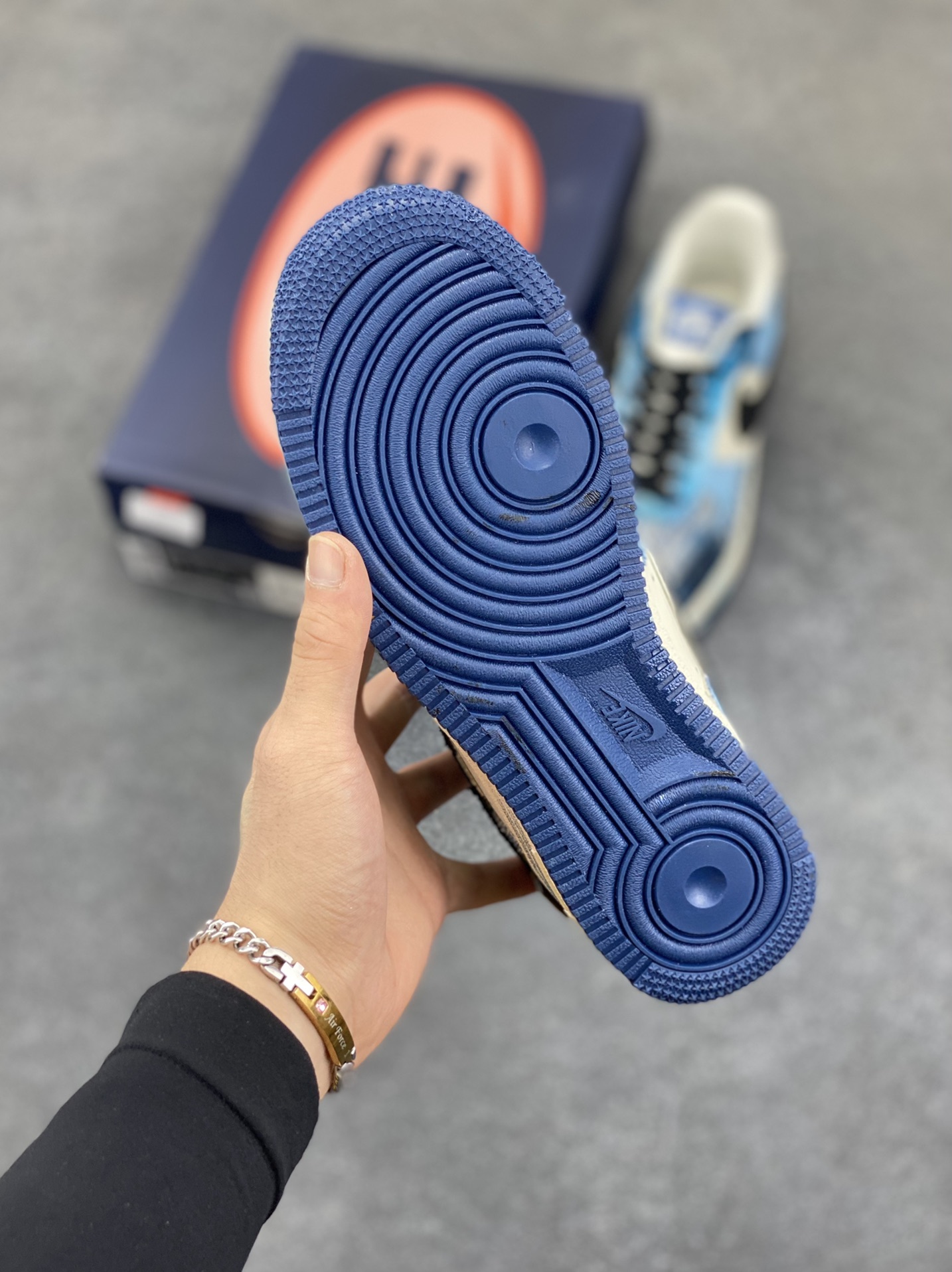 图片[5]-手绘涂鸦“丹宁幻彩”“Danning Illusion”空军一号定制板鞋 从材质上看，丹宁面料的运用堪称一绝。丹宁，这种带着浓厚美式工装风格与街头气息的布料，坚韧且富有质感，它的每一处纹理都仿佛诉说着岁月的故事。色彩运用更是“丹宁幻彩”的一大亮点。以丹宁蓝为主色调，深浅不一的蓝色层次分明，宛如渐变的海洋，充满了神秘与深邃感 货号：FB0607-770 尺码：36 36.5 37.5 38 38.5 39 40 40.5 41 42 42.5 43 44 44.5 45-选品中心