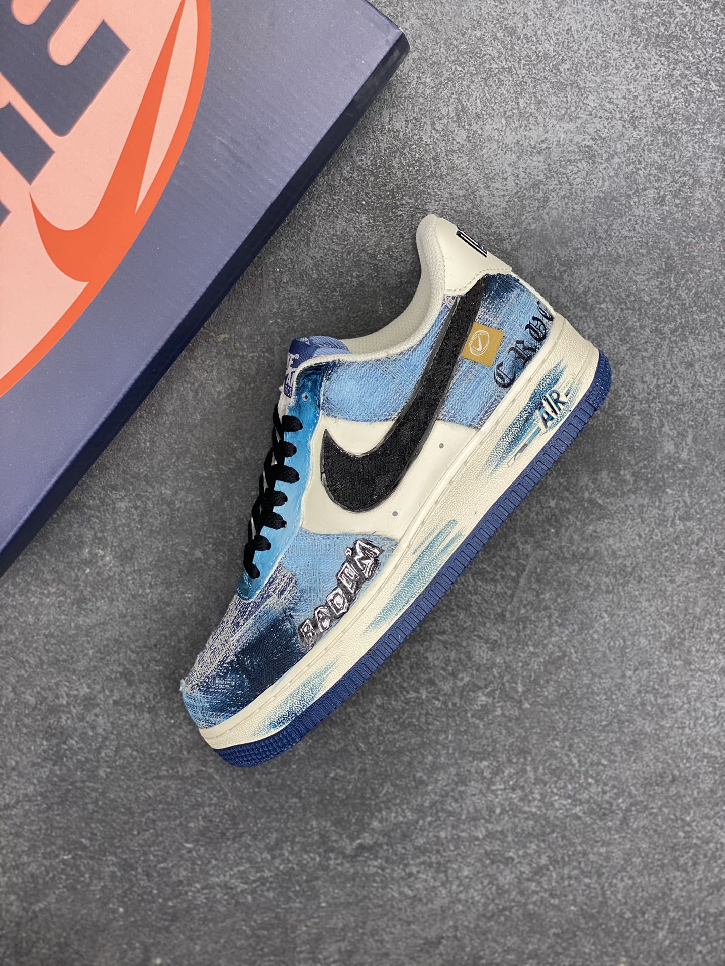 图片[7]-手绘涂鸦“丹宁幻彩”“Danning Illusion”空军一号定制板鞋 从材质上看，丹宁面料的运用堪称一绝。丹宁，这种带着浓厚美式工装风格与街头气息的布料，坚韧且富有质感，它的每一处纹理都仿佛诉说着岁月的故事。色彩运用更是“丹宁幻彩”的一大亮点。以丹宁蓝为主色调，深浅不一的蓝色层次分明，宛如渐变的海洋，充满了神秘与深邃感 货号：FB0607-770 尺码：36 36.5 37.5 38 38.5 39 40 40.5 41 42 42.5 43 44 44.5 45-选品中心