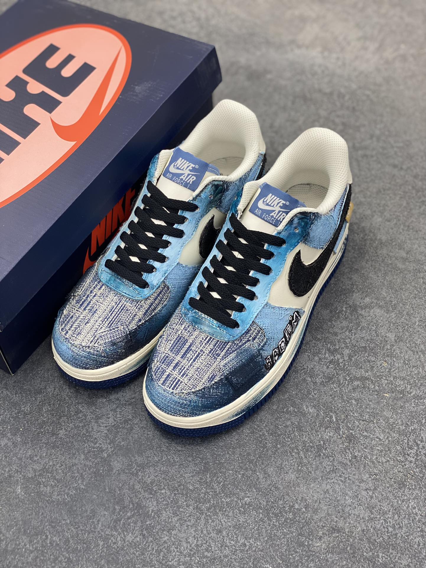 图片[8]-手绘涂鸦“丹宁幻彩”“Danning Illusion”空军一号定制板鞋 从材质上看，丹宁面料的运用堪称一绝。丹宁，这种带着浓厚美式工装风格与街头气息的布料，坚韧且富有质感，它的每一处纹理都仿佛诉说着岁月的故事。色彩运用更是“丹宁幻彩”的一大亮点。以丹宁蓝为主色调，深浅不一的蓝色层次分明，宛如渐变的海洋，充满了神秘与深邃感 货号：FB0607-770 尺码：36 36.5 37.5 38 38.5 39 40 40.5 41 42 42.5 43 44 44.5 45-选品中心