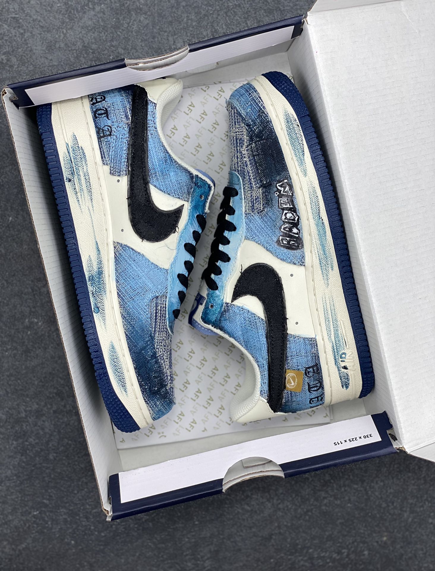 图片[9]-手绘涂鸦“丹宁幻彩”“Danning Illusion”空军一号定制板鞋 从材质上看，丹宁面料的运用堪称一绝。丹宁，这种带着浓厚美式工装风格与街头气息的布料，坚韧且富有质感，它的每一处纹理都仿佛诉说着岁月的故事。色彩运用更是“丹宁幻彩”的一大亮点。以丹宁蓝为主色调，深浅不一的蓝色层次分明，宛如渐变的海洋，充满了神秘与深邃感 货号：FB0607-770 尺码：36 36.5 37.5 38 38.5 39 40 40.5 41 42 42.5 43 44 44.5 45-选品中心