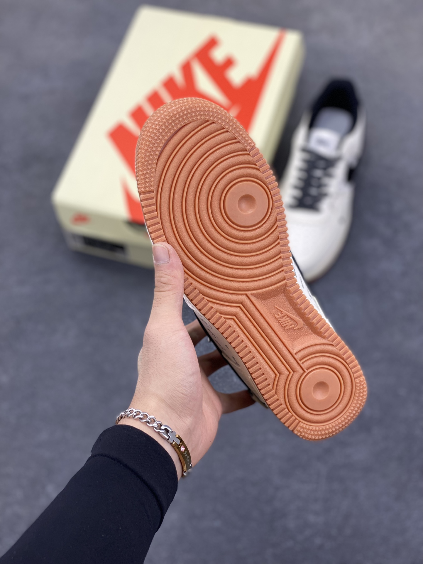 图片[5]-Nike Air Force 1 Low 空军一号低帮百搭休闲运动板鞋。柔软、弹性十足的缓震性能和出色的中底设计，横跨复古与现代的外型结合，造就出风靡全球三十多年的Force 1，直到今天还深受青睐。 货号：XZ6188-255 尺码：36 36.5 37.5 38 38.5 39 40 40.5 41 42 42.5 43 44 44.5 45-选品中心