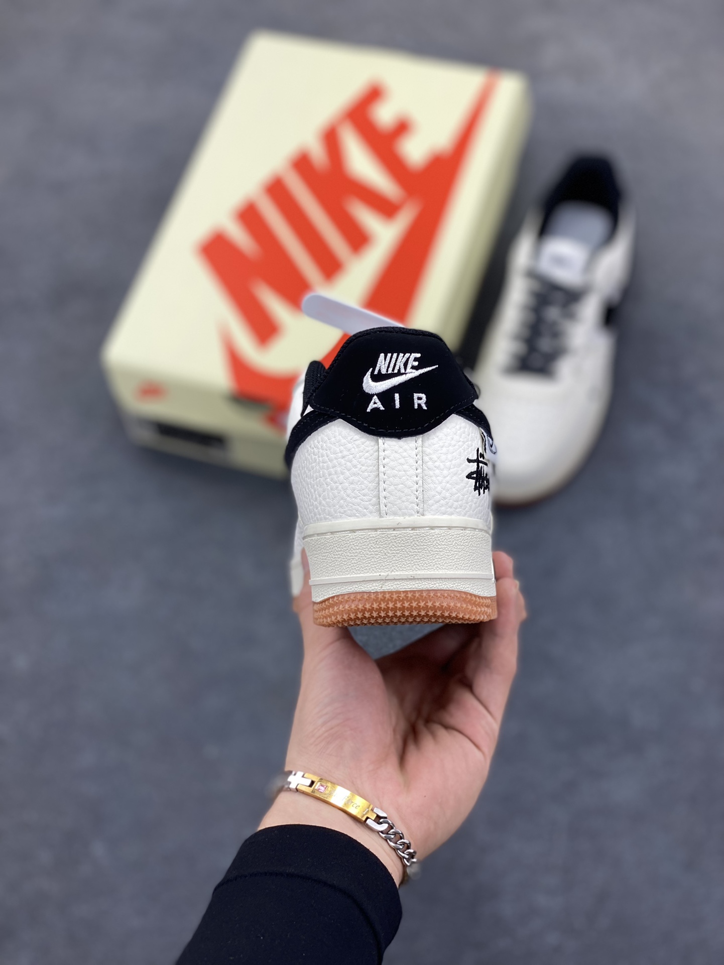 图片[4]-Nike Air Force 1 Low 空军一号低帮百搭休闲运动板鞋。柔软、弹性十足的缓震性能和出色的中底设计，横跨复古与现代的外型结合，造就出风靡全球三十多年的Force 1，直到今天还深受青睐。 货号：XZ6188-255 尺码：36 36.5 37.5 38 38.5 39 40 40.5 41 42 42.5 43 44 44.5 45-选品中心