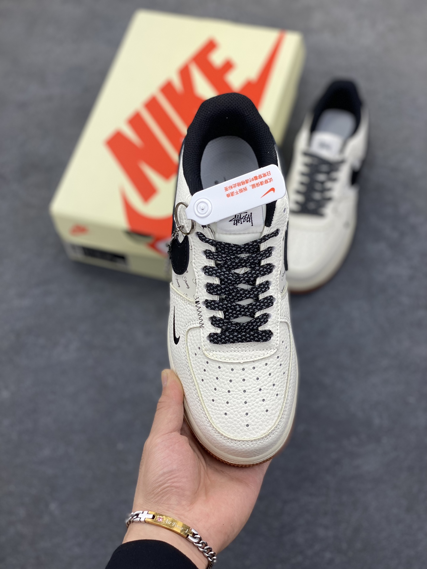 图片[2]-Nike Air Force 1 Low 空军一号低帮百搭休闲运动板鞋。柔软、弹性十足的缓震性能和出色的中底设计，横跨复古与现代的外型结合，造就出风靡全球三十多年的Force 1，直到今天还深受青睐。 货号：XZ6188-255 尺码：36 36.5 37.5 38 38.5 39 40 40.5 41 42 42.5 43 44 44.5 45-选品中心