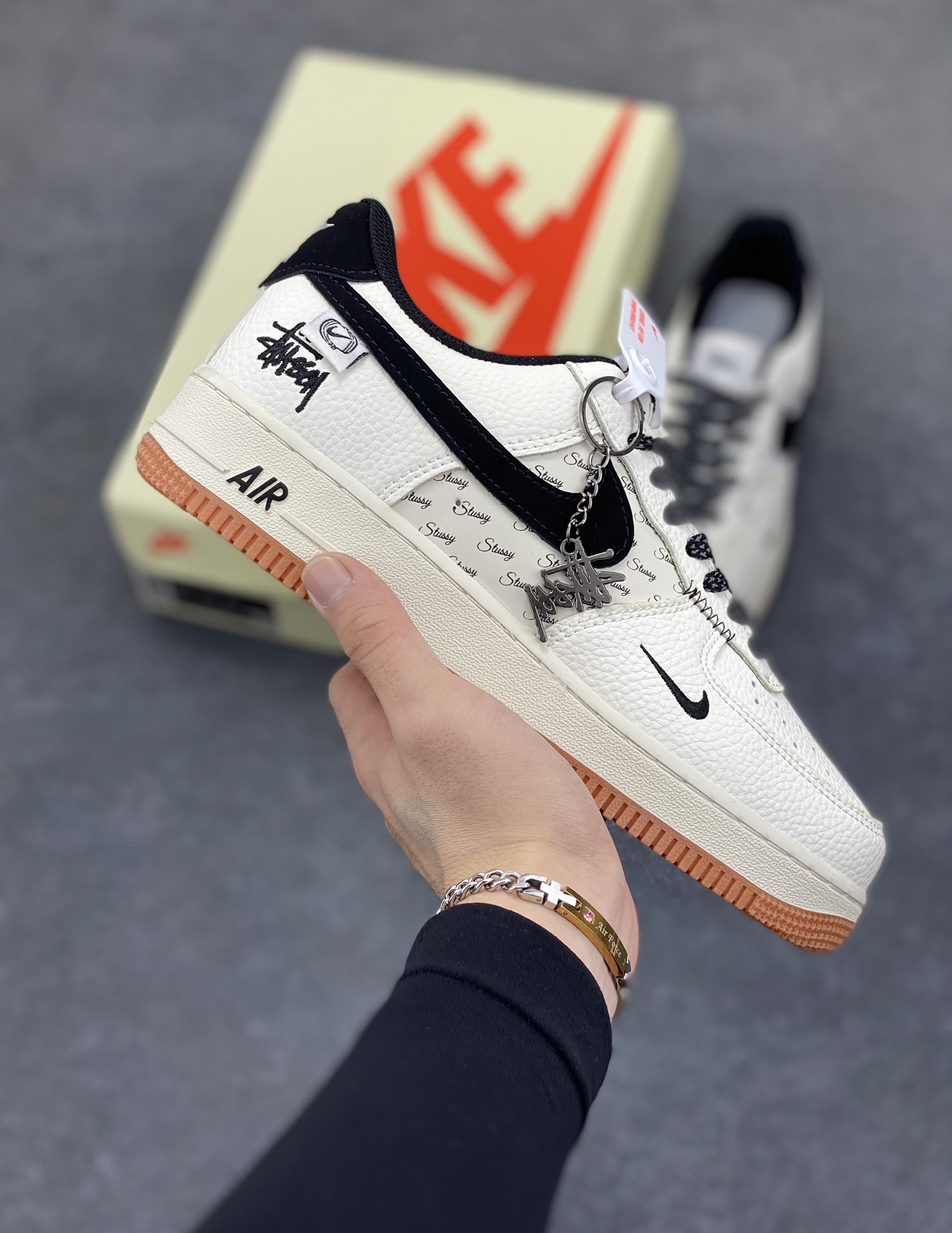 Nike Air Force 1 Low 空军一号低帮百搭休闲运动板鞋。柔软、弹性十足的缓震性能和出色的中底设计，横跨复古与现代的外型结合，造就出风靡全球三十多年的Force 1，直到今天还深受青睐。 货号：XZ6188-255 尺码：36 36.5 37.5 38 38.5 39 40 40.5 41 42 42.5 43 44 44.5 45-选品中心