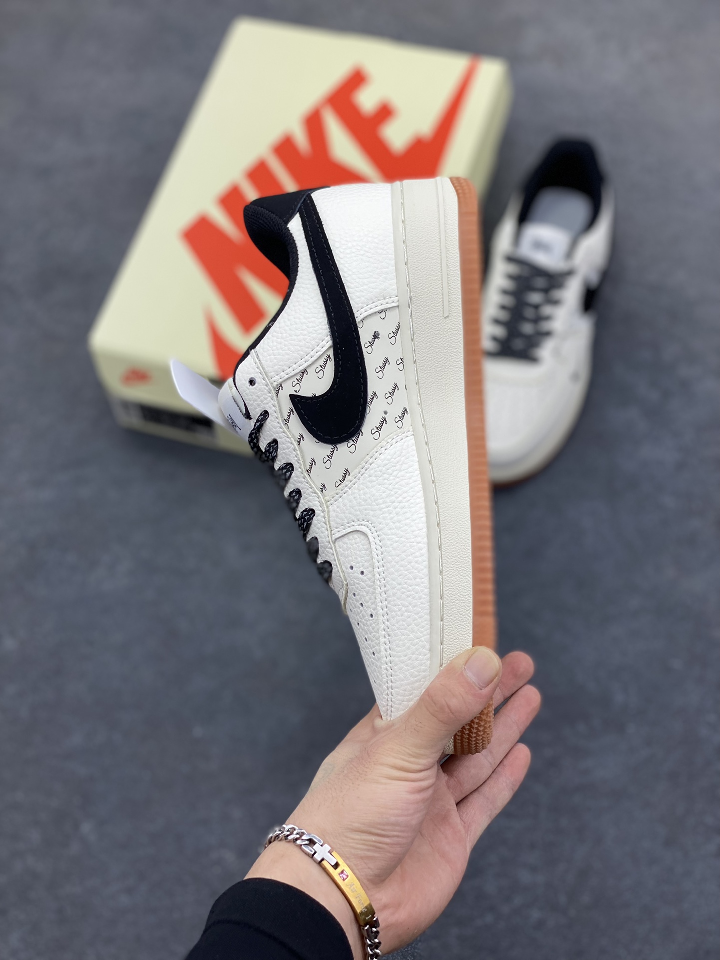 图片[3]-Nike Air Force 1 Low 空军一号低帮百搭休闲运动板鞋。柔软、弹性十足的缓震性能和出色的中底设计，横跨复古与现代的外型结合，造就出风靡全球三十多年的Force 1，直到今天还深受青睐。 货号：XZ6188-255 尺码：36 36.5 37.5 38 38.5 39 40 40.5 41 42 42.5 43 44 44.5 45-选品中心