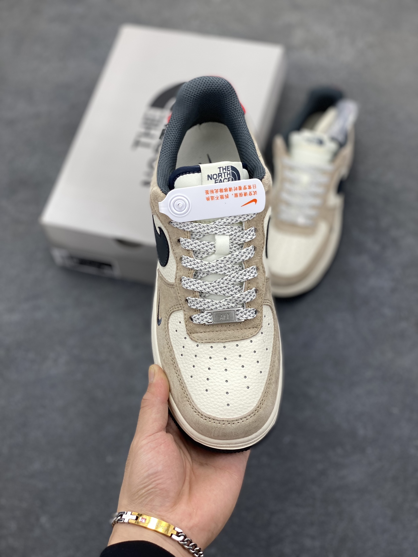 图片[2]-NIke Air Force 1 \’07 Low “北面联名——米棕黑红”空军一号 低帮 运动鞋 休闲鞋 折边针车 工艺难度大 原楦头原纸板 原装鞋盒 定制五金配件 内置全掌气垫 原厂鞋底 货号：HS8068-051 尺码：36 36.5 37.5 38 38.5 39 40 40.5 41 42 42.5 43 44 44.5 45-选品中心