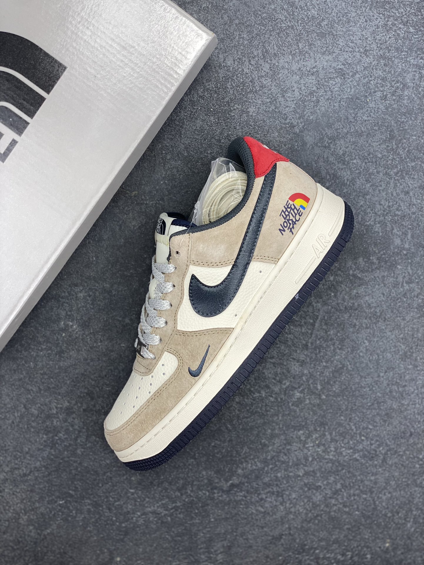 图片[7]-NIke Air Force 1 \’07 Low “北面联名——米棕黑红”空军一号 低帮 运动鞋 休闲鞋 折边针车 工艺难度大 原楦头原纸板 原装鞋盒 定制五金配件 内置全掌气垫 原厂鞋底 货号：HS8068-051 尺码：36 36.5 37.5 38 38.5 39 40 40.5 41 42 42.5 43 44 44.5 45-选品中心