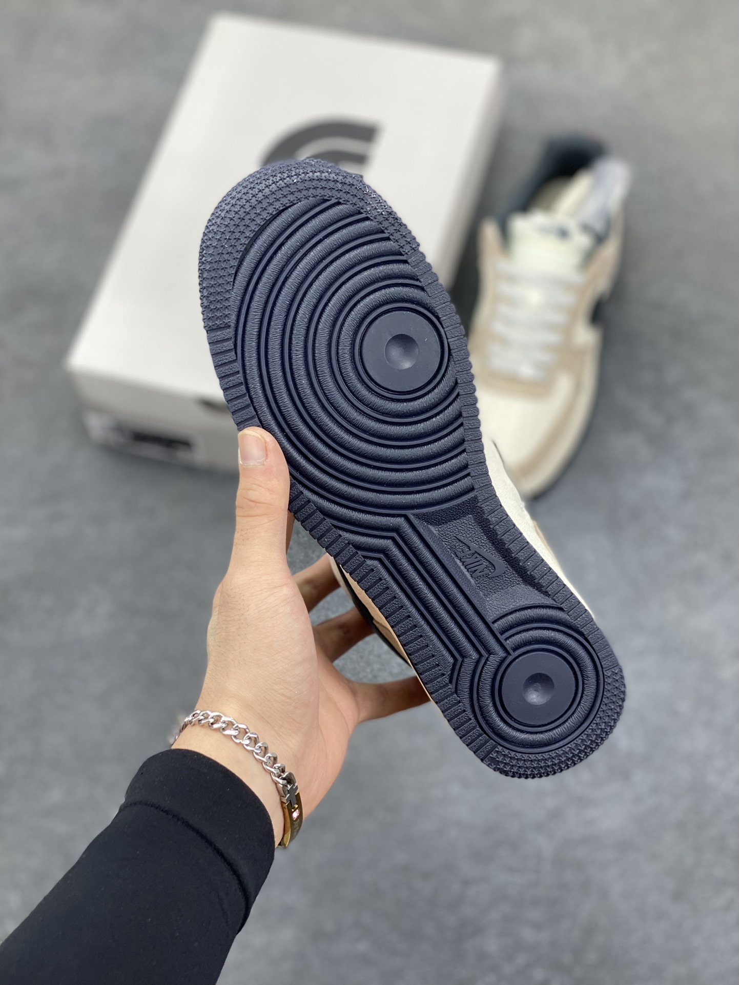 图片[5]-NIke Air Force 1 \’07 Low “北面联名——米棕黑红”空军一号 低帮 运动鞋 休闲鞋 折边针车 工艺难度大 原楦头原纸板 原装鞋盒 定制五金配件 内置全掌气垫 原厂鞋底 货号：HS8068-051 尺码：36 36.5 37.5 38 38.5 39 40 40.5 41 42 42.5 43 44 44.5 45-选品中心