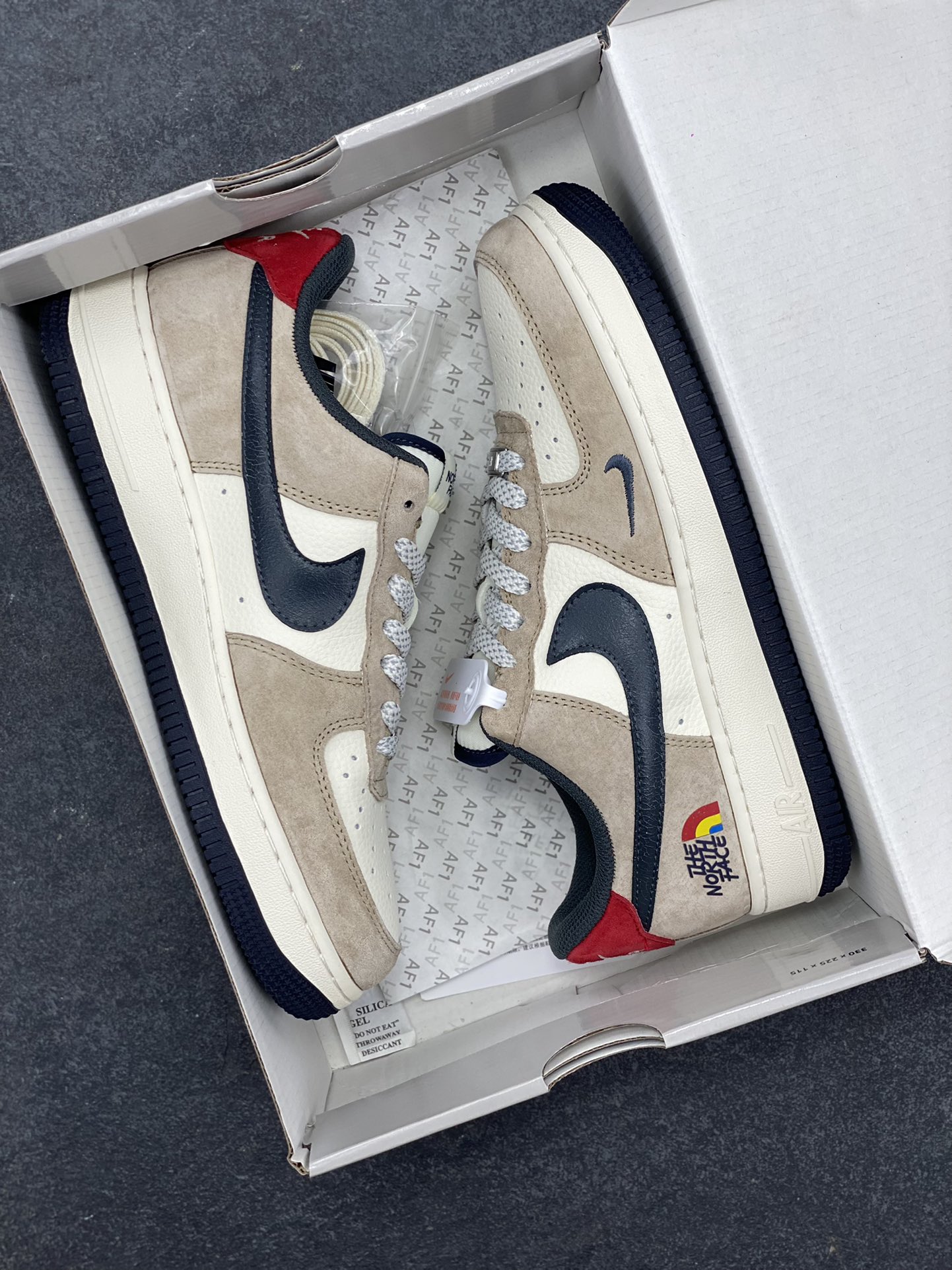 图片[9]-NIke Air Force 1 \’07 Low “北面联名——米棕黑红”空军一号 低帮 运动鞋 休闲鞋 折边针车 工艺难度大 原楦头原纸板 原装鞋盒 定制五金配件 内置全掌气垫 原厂鞋底 货号：HS8068-051 尺码：36 36.5 37.5 38 38.5 39 40 40.5 41 42 42.5 43 44 44.5 45-选品中心