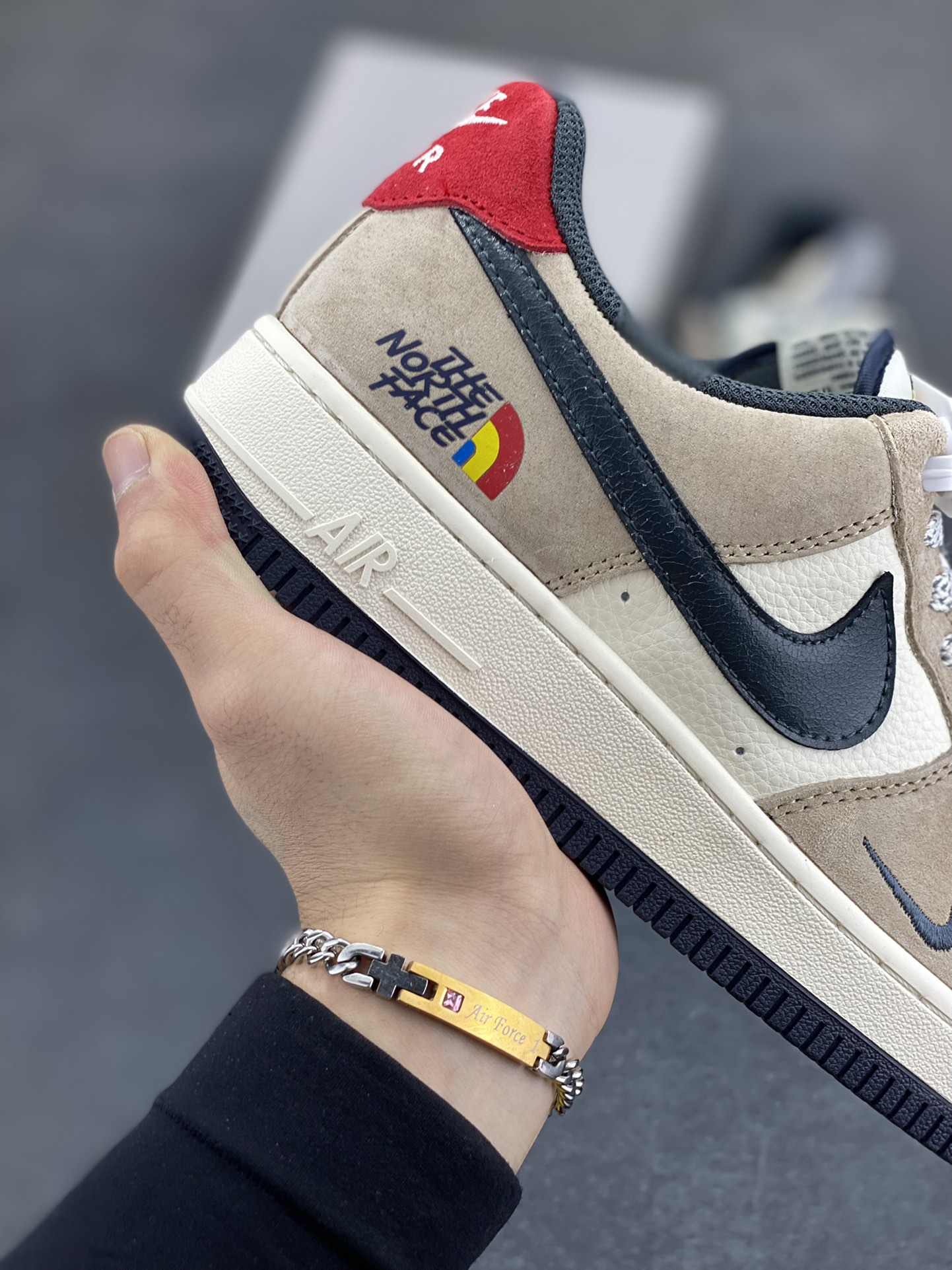 图片[6]-NIke Air Force 1 \’07 Low “北面联名——米棕黑红”空军一号 低帮 运动鞋 休闲鞋 折边针车 工艺难度大 原楦头原纸板 原装鞋盒 定制五金配件 内置全掌气垫 原厂鞋底 货号：HS8068-051 尺码：36 36.5 37.5 38 38.5 39 40 40.5 41 42 42.5 43 44 44.5 45-选品中心