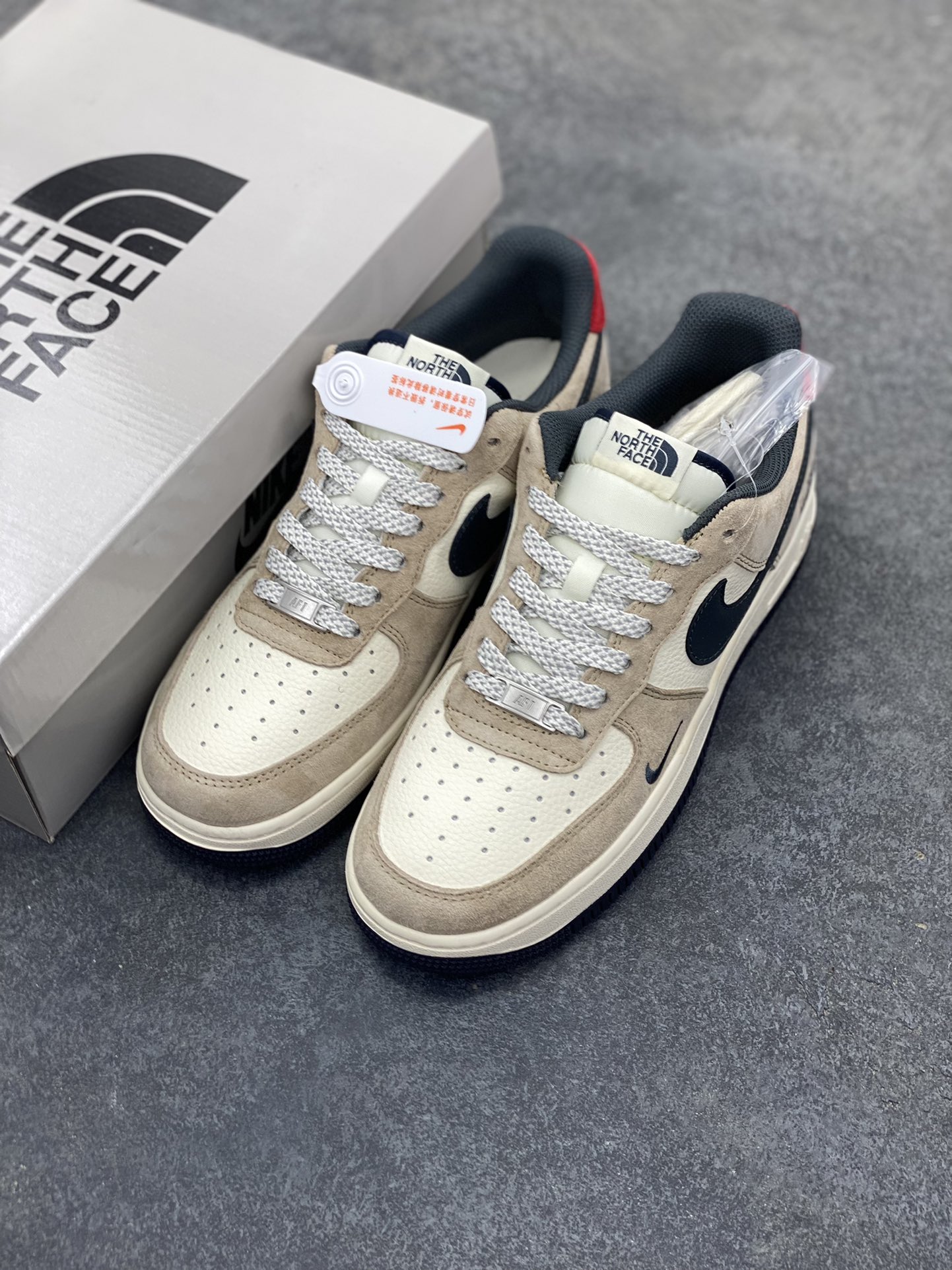 图片[8]-NIke Air Force 1 \’07 Low “北面联名——米棕黑红”空军一号 低帮 运动鞋 休闲鞋 折边针车 工艺难度大 原楦头原纸板 原装鞋盒 定制五金配件 内置全掌气垫 原厂鞋底 货号：HS8068-051 尺码：36 36.5 37.5 38 38.5 39 40 40.5 41 42 42.5 43 44 44.5 45-选品中心