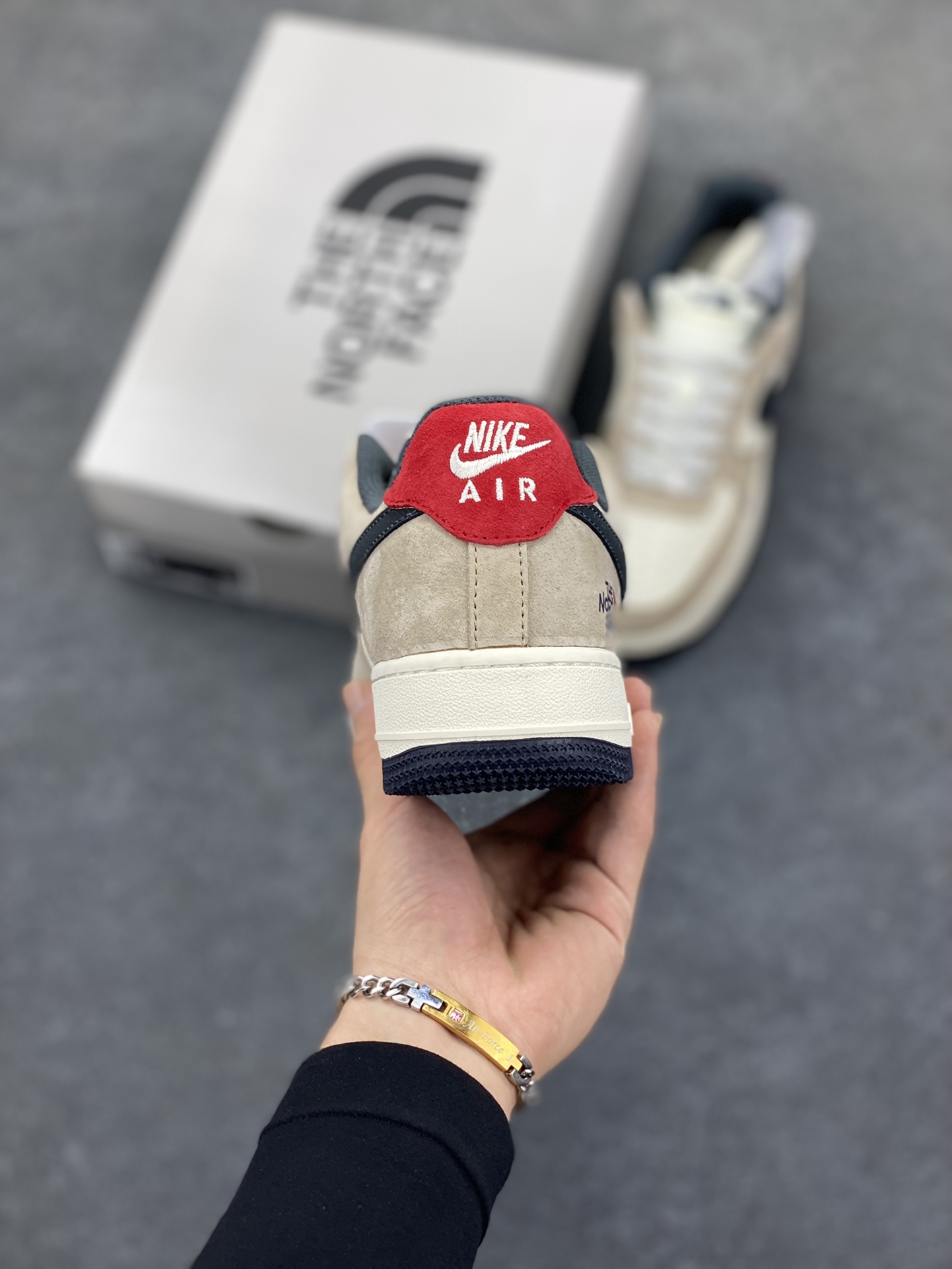 图片[4]-NIke Air Force 1 \’07 Low “北面联名——米棕黑红”空军一号 低帮 运动鞋 休闲鞋 折边针车 工艺难度大 原楦头原纸板 原装鞋盒 定制五金配件 内置全掌气垫 原厂鞋底 货号：HS8068-051 尺码：36 36.5 37.5 38 38.5 39 40 40.5 41 42 42.5 43 44 44.5 45-选品中心