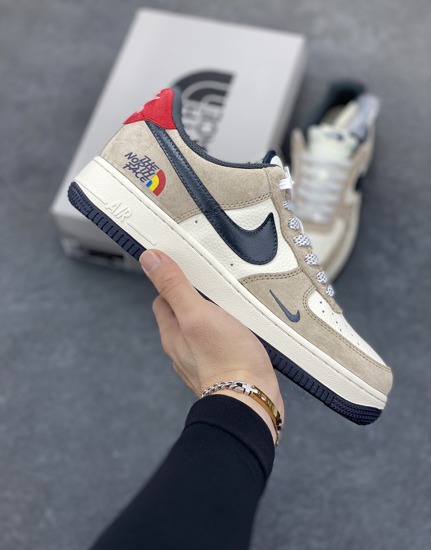 NIke Air Force 1 \'07 Low “北面联名——米棕黑红”空军一号 低帮 运动鞋 休闲鞋 折边针车 工艺难度大 原楦头原纸板 原装鞋盒 定制五金配件 内置全掌气垫 原厂鞋底 货号：HS8068-051 尺码：36 36.5 37.5 38 38.5 39 40 40.5 41 42 42.5 43 44 44.5 45-选品中心