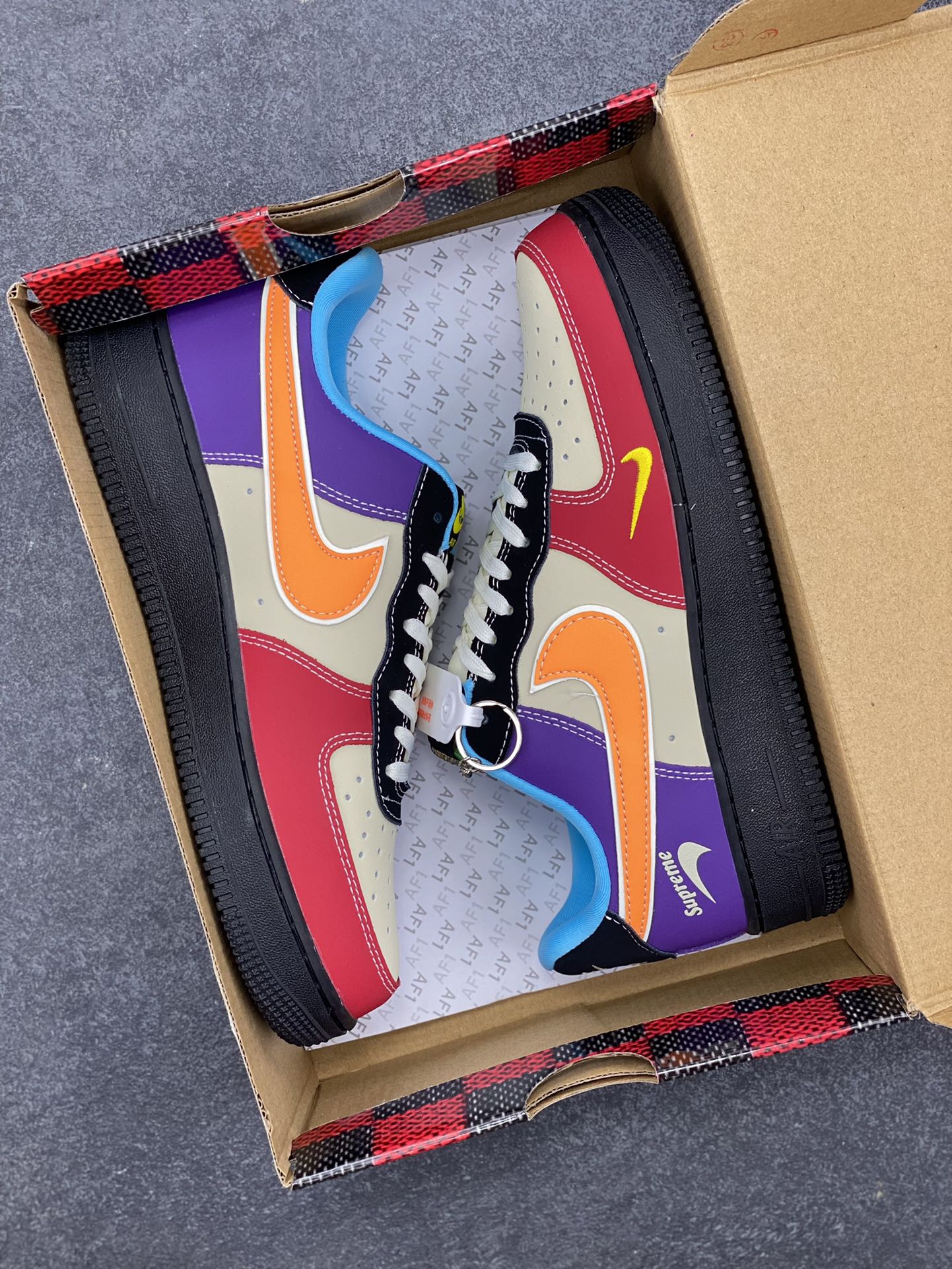 图片[9]-NIke Air Force 1 \’07 Low “Supreme联名——红黄紫”空军一号 低帮 运动鞋 休闲鞋 折边针车 工艺难度大 原楦头原纸板 原装鞋盒 定制五金配件 内置全掌气垫 原厂鞋底 货号：KB1688-004 尺码：36 36.5 37.5 38 38.5 39 40 40.5 41 42 42.5 43 44 44.5 45-选品中心