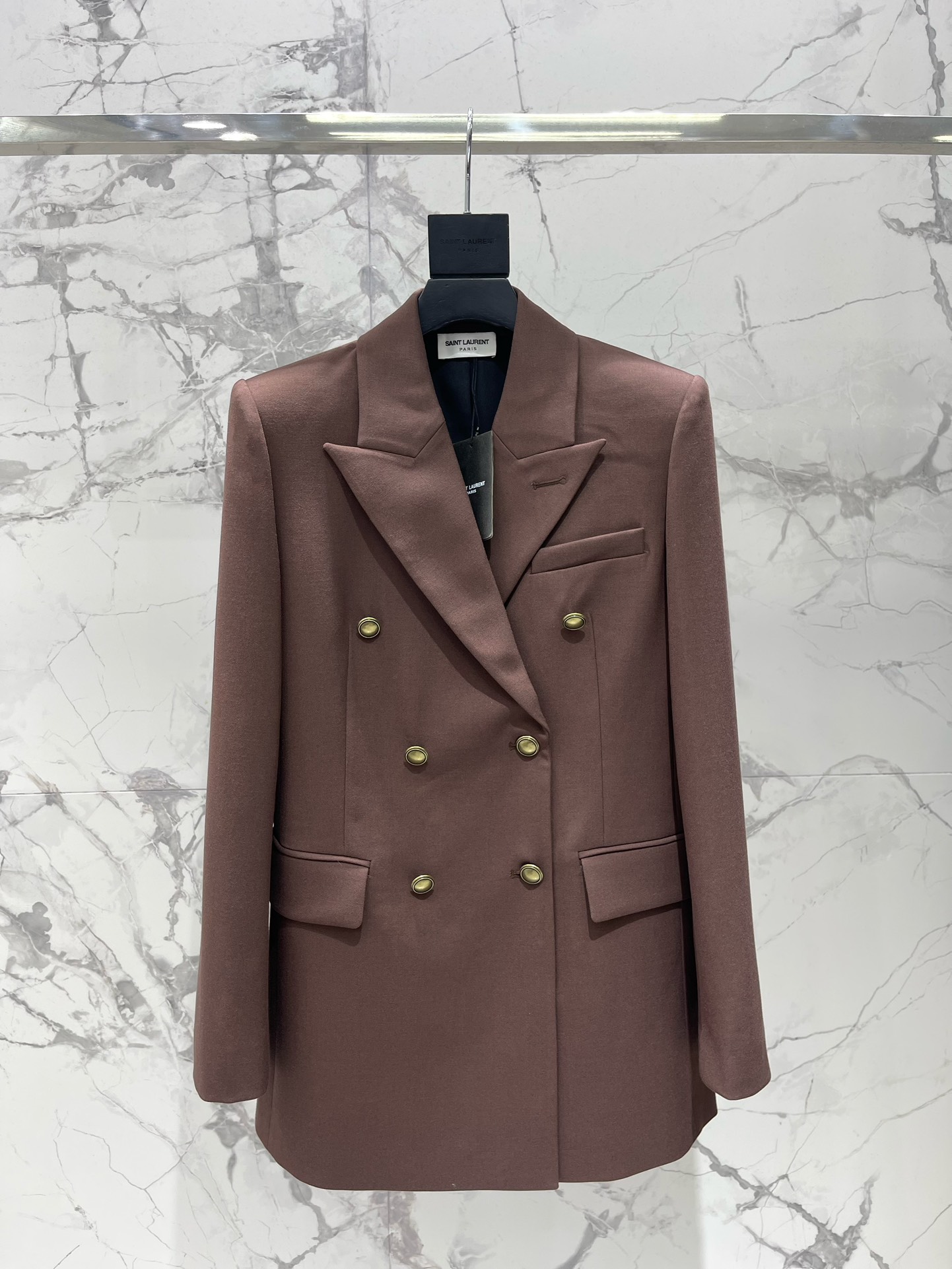 NO:862825,* Holy Family double-breasted wool gabardine suit. I am deeply attracted by the cut and fit!  The double-breasted design is simply a classic among classics, a strong woman in the workplace and a fashion icon on the street!  As for the fabric, this suit is made of super comfortable wool gabardine, which feels great and feels super warm when worn!  Wear it in winter, it is both warm and fashionable, it is simply killing two birds with one stone!  In terms of matching, you don’t have to worry!  Wear a simple shirt underneath, a pair of jeans or suit pants, and you're ready to go out!  Whether you are at work or on a date, you can be the center of attention!  Size SML suit, Saint Laurent-clothing, saint laurent, jeans, shirts, business suit,19860909* 圣家双排扣羊毛华达呢西装  剪裁和版型深深吸引了！双排扣的设计,简直就是经典中的经典,职场上的女强人,也是街头的时尚Icon！ 面料,这款西装用的是超级舒服的羊毛华达呢,摸起来质感超级棒,穿在身上也是超级暖和！冬天穿它,既保暖又时尚,简直就是一举两得！ 搭配方面,更是不用愁！里面搭个简约的衬衫,下面配条牛仔裤或者西装裤,就可以轻松出门啦！无论是上班还是约会,都能让你成为焦点！ 码数SML 西服,圣罗兰-服装,saint laurent,jeans,shirts,business suit,,Women's clothing