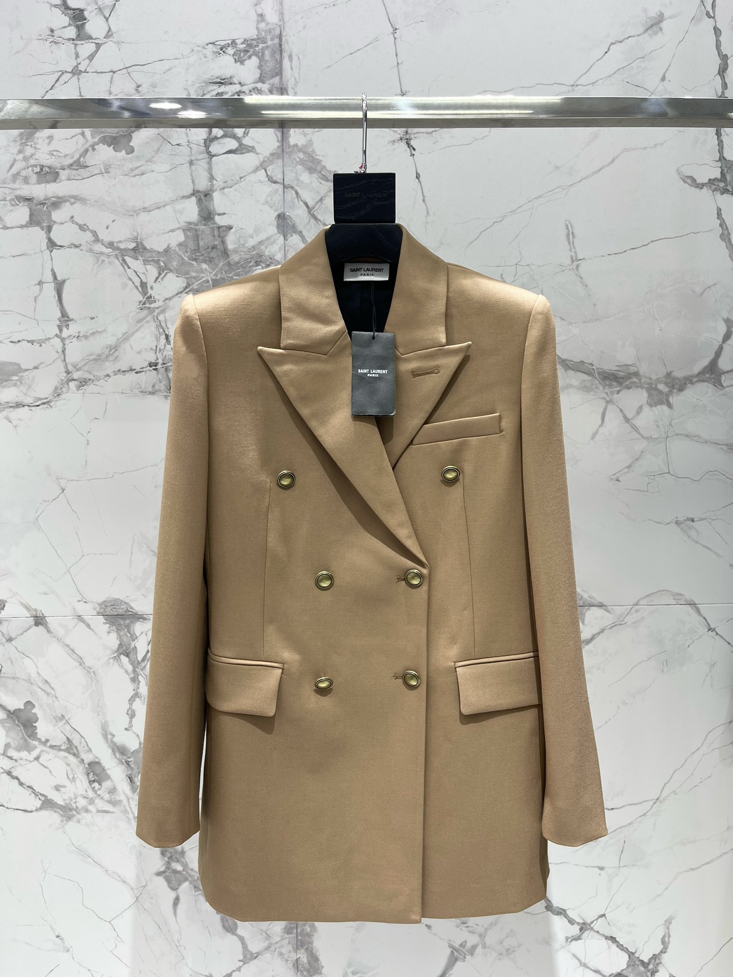 NO:862834,* Holy Family double-breasted wool gabardine suit. I am deeply attracted by the cut and fit!  The double-breasted design is simply a classic among classics, a strong woman in the workplace and a fashion icon on the street!  As for the fabric, this suit is made of super comfortable wool gabardine, which feels great and feels super warm when worn!  Wear it in winter, it is both warm and fashionable, it is simply killing two birds with one stone!  In terms of matching, you don’t have to worry!  Wear a simple shirt underneath, a pair of jeans or suit pants, and you're ready to go out!  Whether you are at work or on a date, you can be the center of attention!  Size SML, Saint Laurent-clothing, saint laurent, jeans, shirts, business suit,19860909* 圣家双排扣羊毛华达呢西装 剪裁和版型深深吸引了！双排扣的设计,简直就是经典中的经典,职场上的女强人,也是街头的时尚Icon！ 面料,这款西装用的是超级舒服的羊毛华达呢,摸起来质感超级棒,穿在身上也是超级暖和！冬天穿它,既保暖又时尚,简直就是一举两得！ 搭配方面,更是不用愁！里面搭个简约的衬衫,下面配条牛仔裤或者西装裤,就可以轻松出门啦！无论是上班还是约会,都能让你成为焦点！ 码数SML,圣罗兰-服装,saint laurent,jeans,shirts,business suit,,Women's clothing
