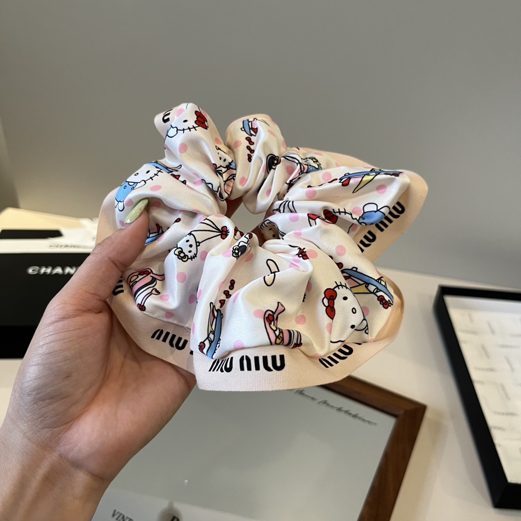 🆕

缪缪miumiu新款发圈