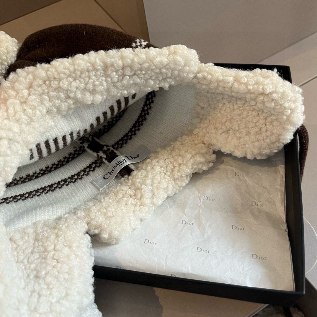 🆕

Dior迪奥秋冬新款护耳帽