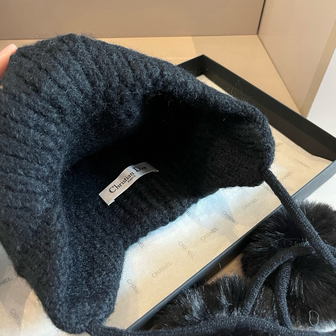 🆕

Dior迪奥新款护耳帽，羊毛帽，黑 白两色