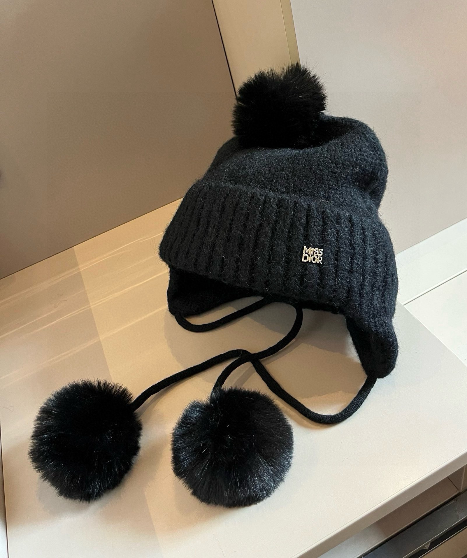 🆕

Dior迪奥新款护耳帽，羊毛帽，黑 白两色