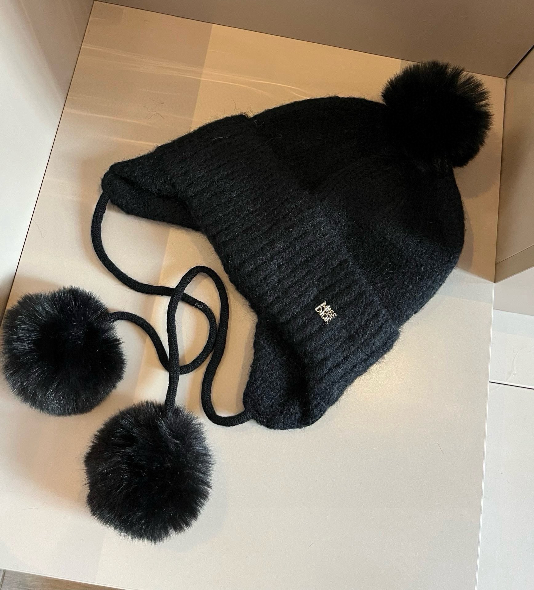 🆕

Dior迪奥新款护耳帽，羊毛帽，黑 白两色