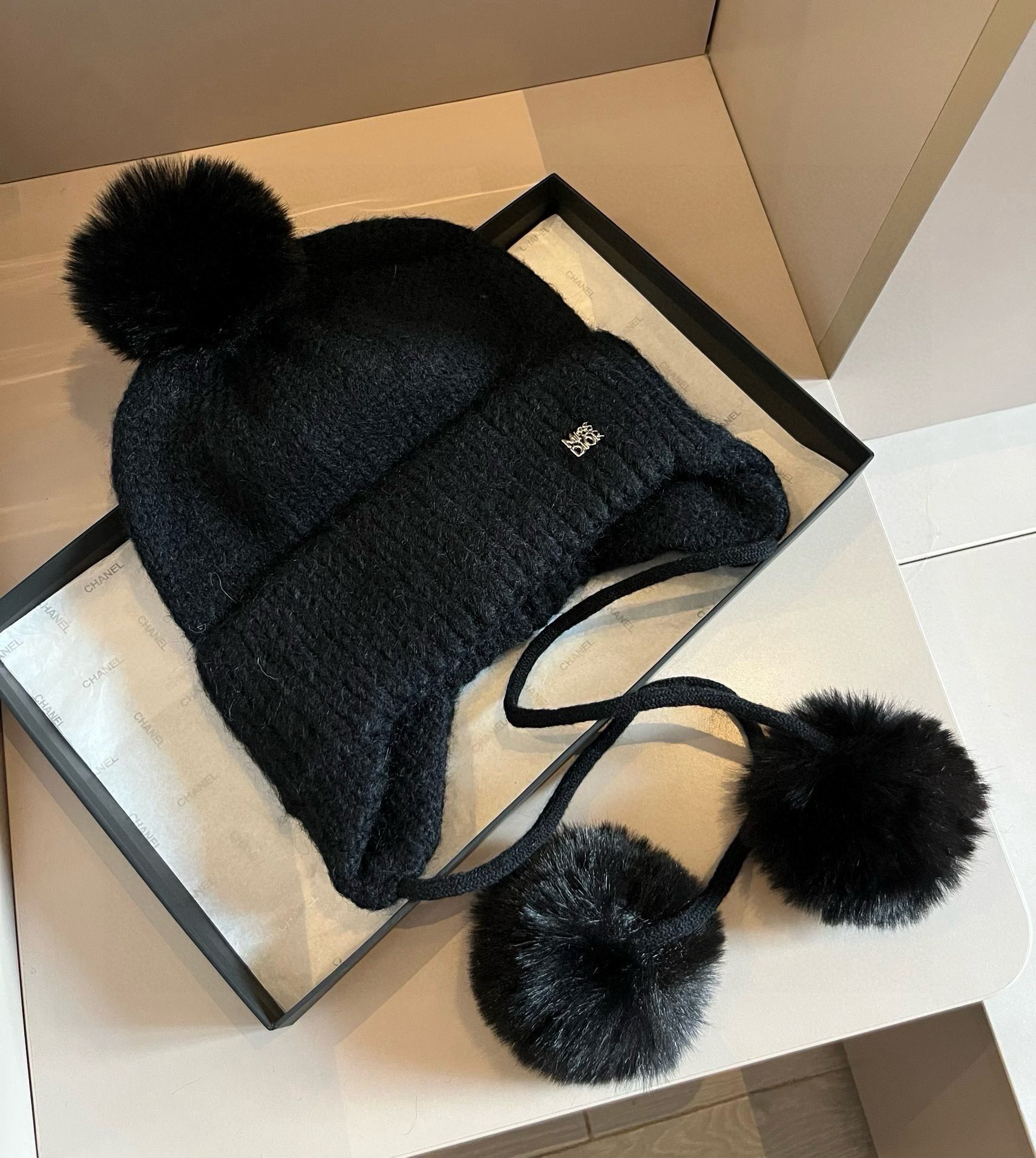 🆕

Dior迪奥新款护耳帽，羊毛帽，黑 白两色