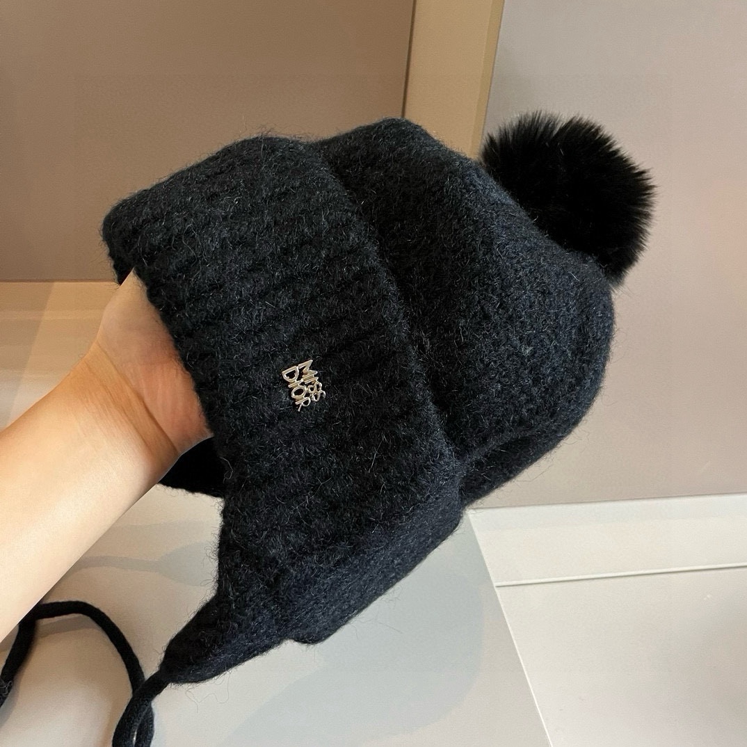 🆕

Dior迪奥新款护耳帽，羊毛帽，黑 白两色