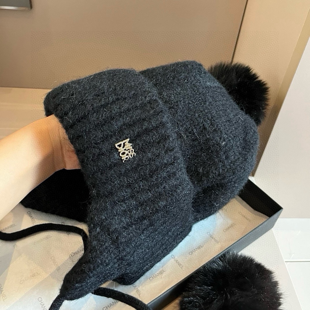 🆕

Dior迪奥新款护耳帽，羊毛帽，黑 白两色