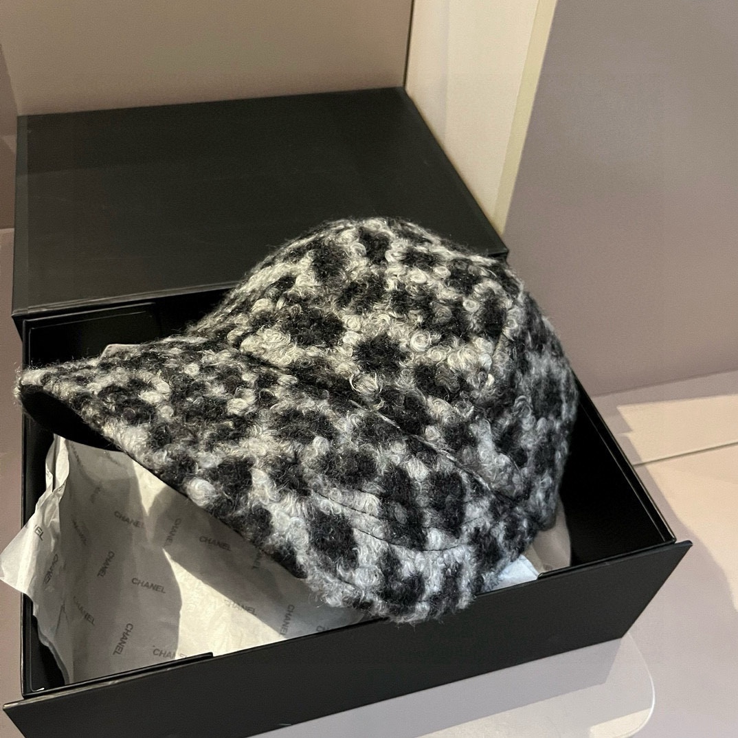 🆕

Prada普拉达新款鸭舌帽，毛呢帽，双面可用，头围57cm 可调节