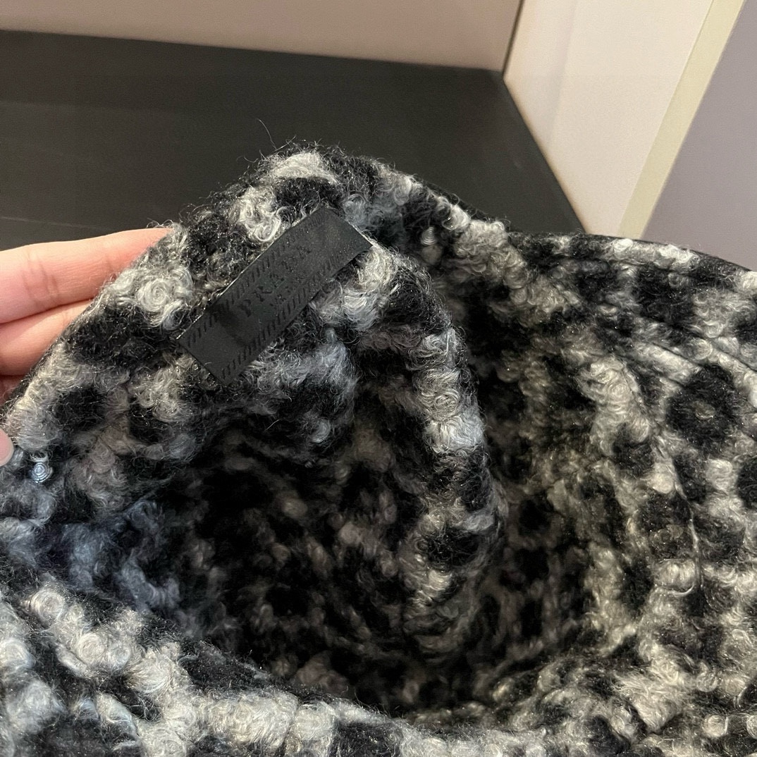 🆕

Prada普拉达新款鸭舌帽，毛呢帽，双面可用，头围57cm 可调节