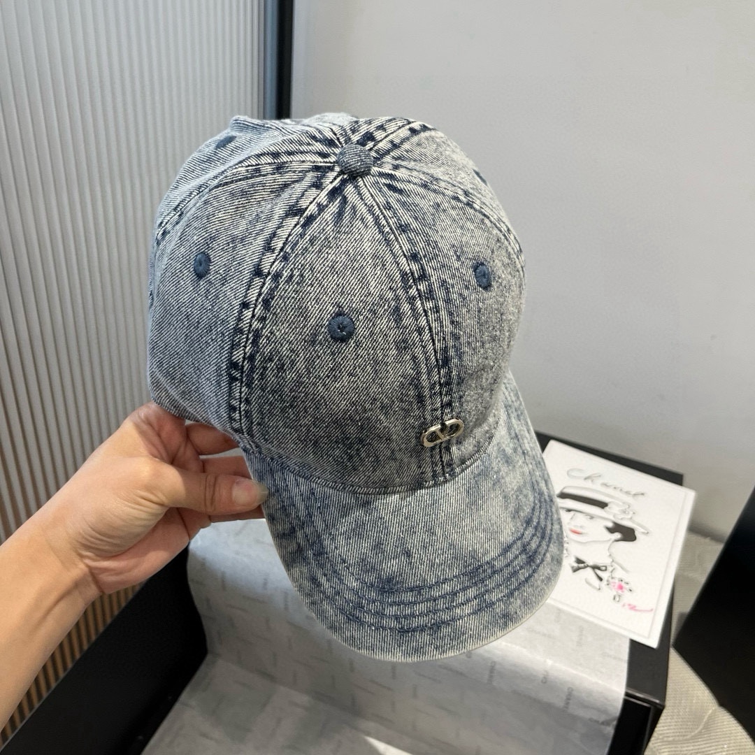 🆕

华伦天奴新款鸭舌帽
