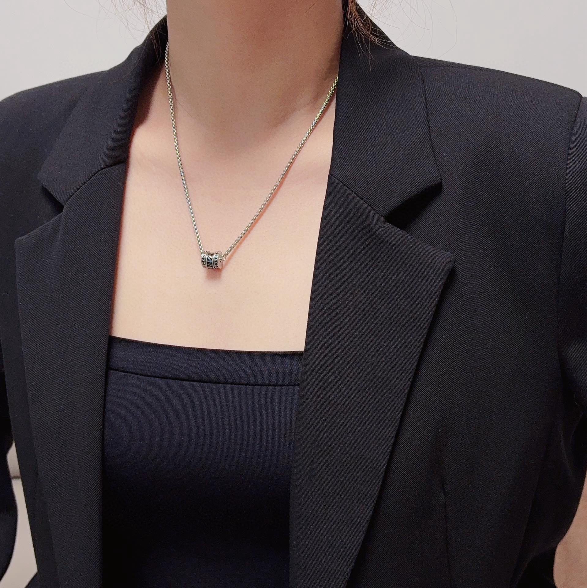 Review: Amani Armani’s Sophisticated Locket Necklaces Collection in Black and White Palette - 图片 2