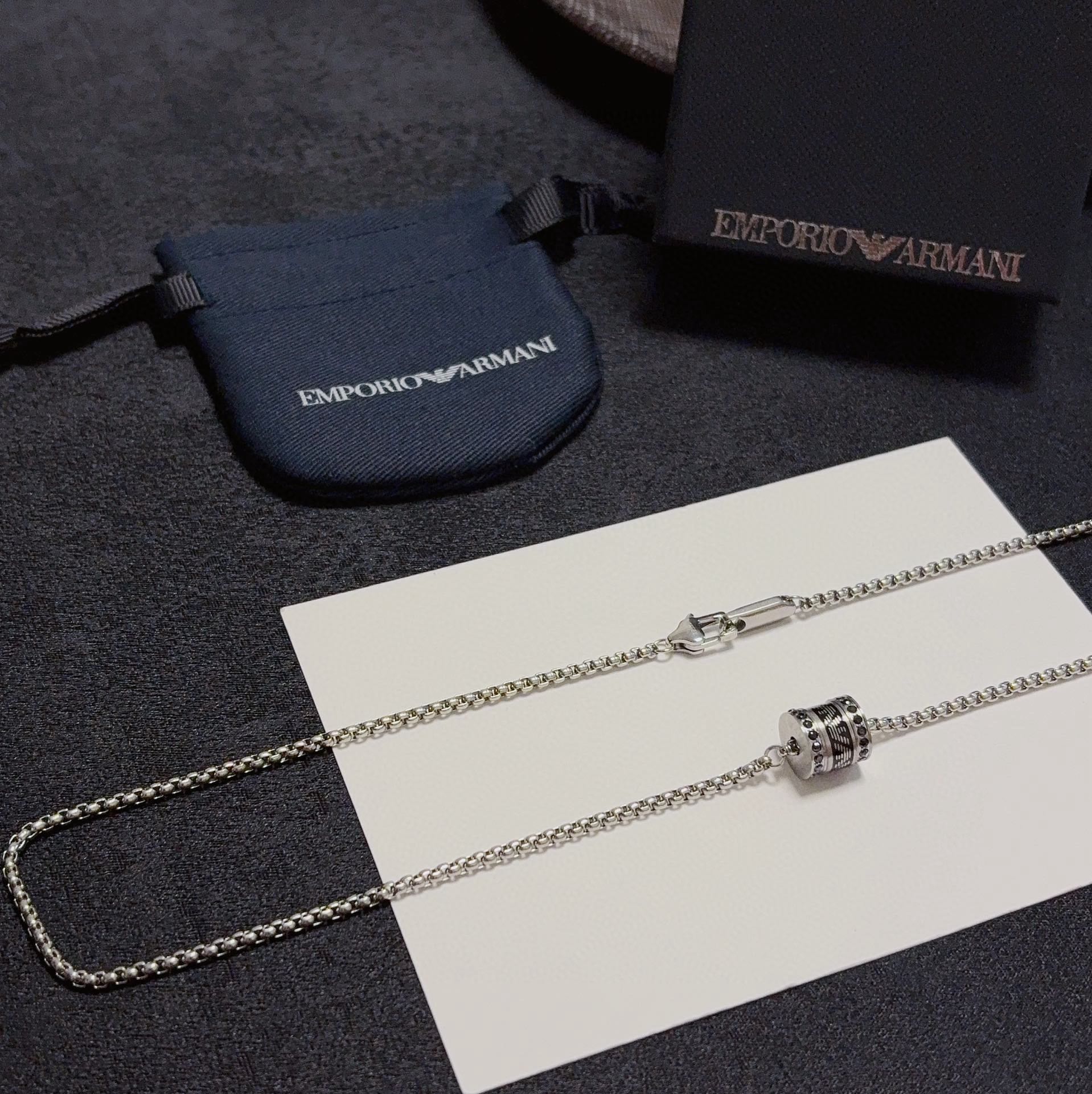 Review: Amani Armani’s Sophisticated Locket Necklaces Collection in Black and White Palette - 图片 6
