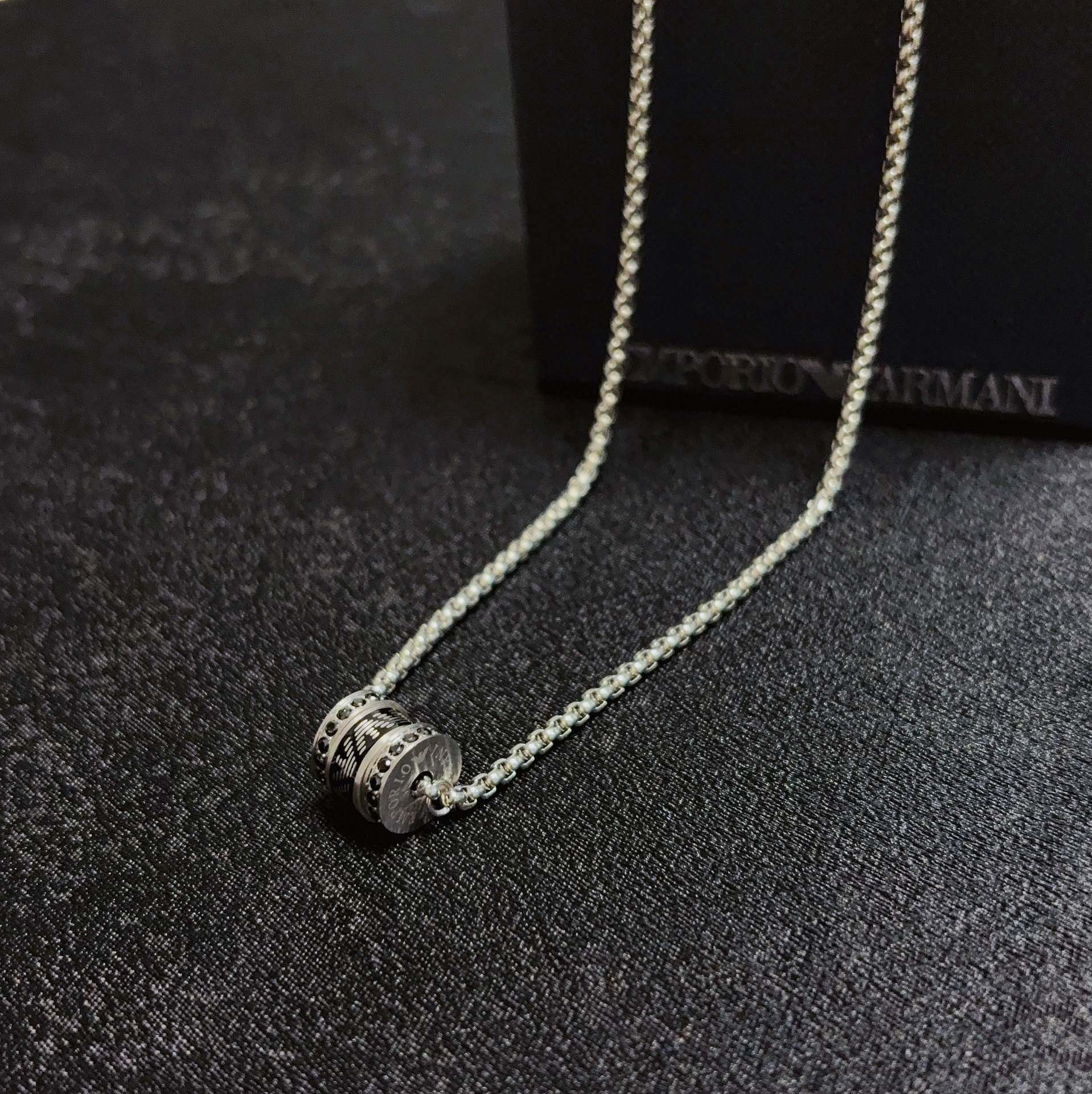 Review: Amani Armani’s Sophisticated Locket Necklaces Collection in Black and White Palette - 图片 3