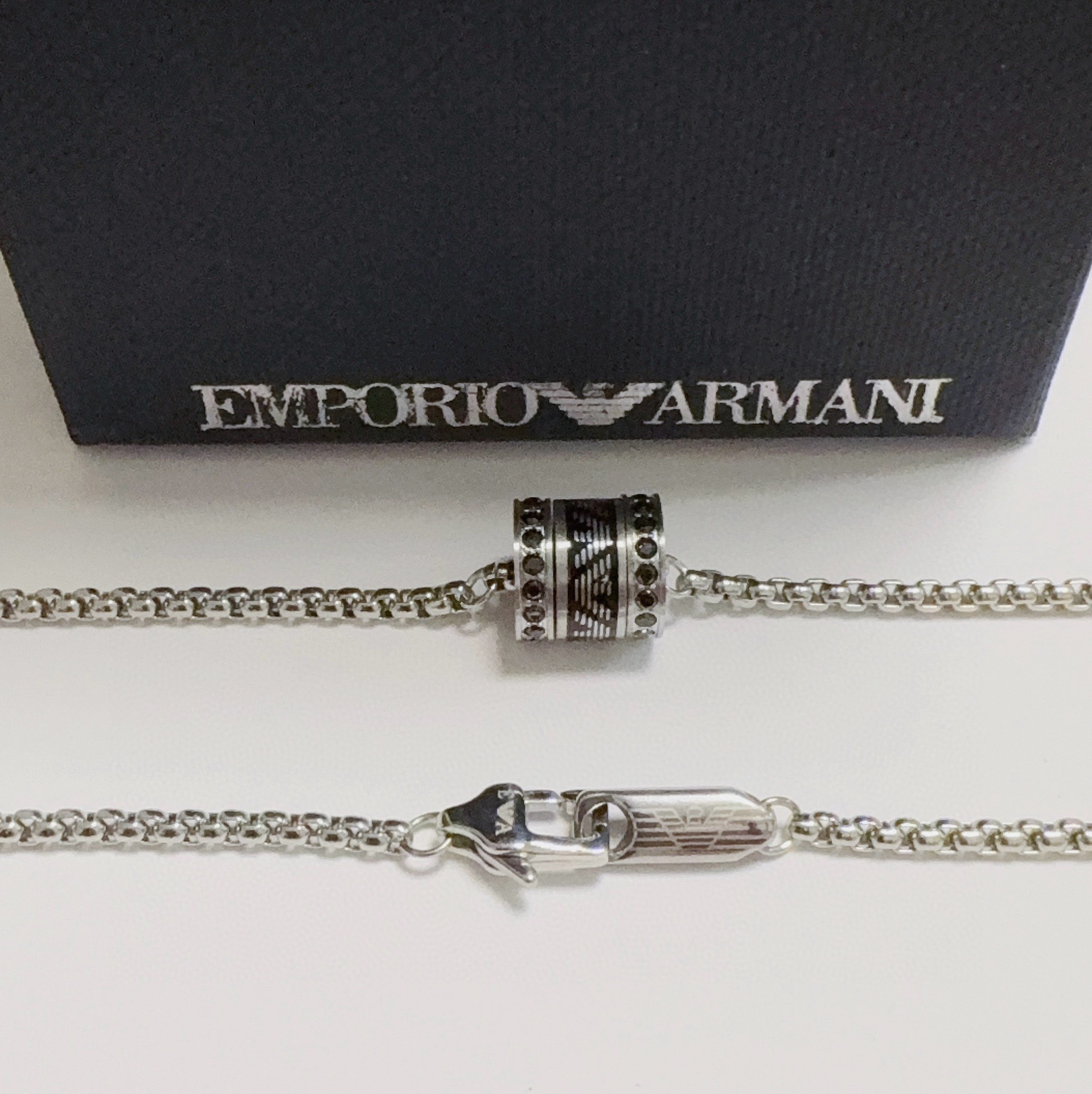 Review: Amani Armani’s Sophisticated Locket Necklaces Collection in Black and White Palette - 图片 4