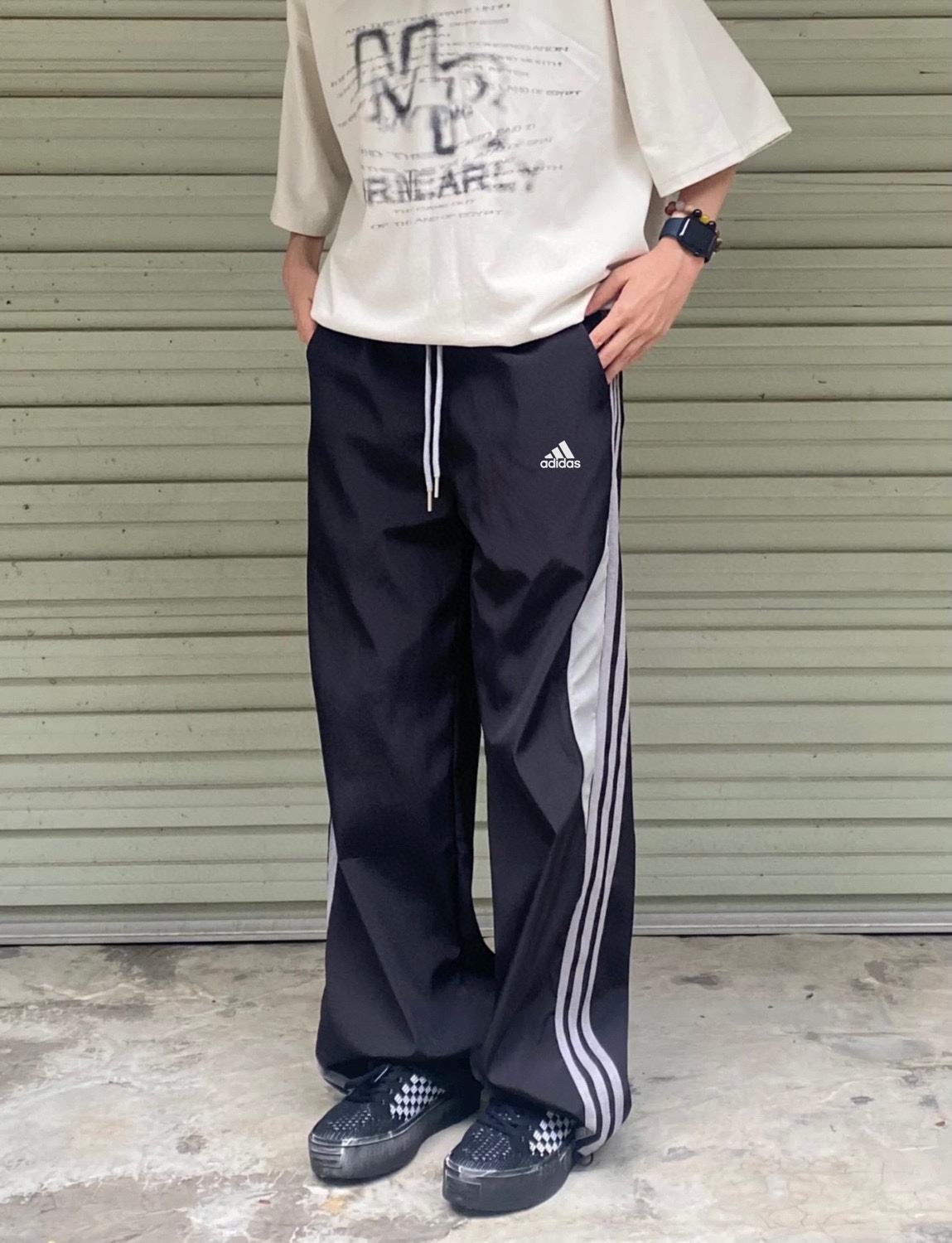 💰80
Adidas阿迪达斯 三条杠拼色休闲运动直筒长裤情侣款
Color: 黑色  Size: M-XL
M 腰围80 臀围116 裤长100 (cm）
L 腰围84 臀围120 裤长101 (cm）
XL 腰围88 臀围124 裤长102 (cm）