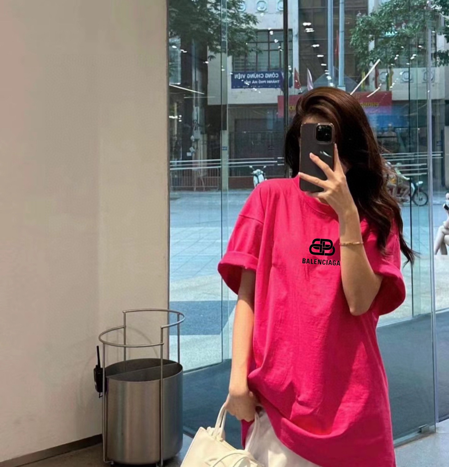 💰60
Balenciaga巴黎世家 高克重纯棉直筒锁扣印花T恤短袖情侣款
Color: 火龙果色  Size: M-XL
M 肩宽49 胸围114 衣长70 (cm）
L 肩宽50 胸围118 衣长71 (cm）
XL 肩宽51 胸围122 衣长72 (cm)