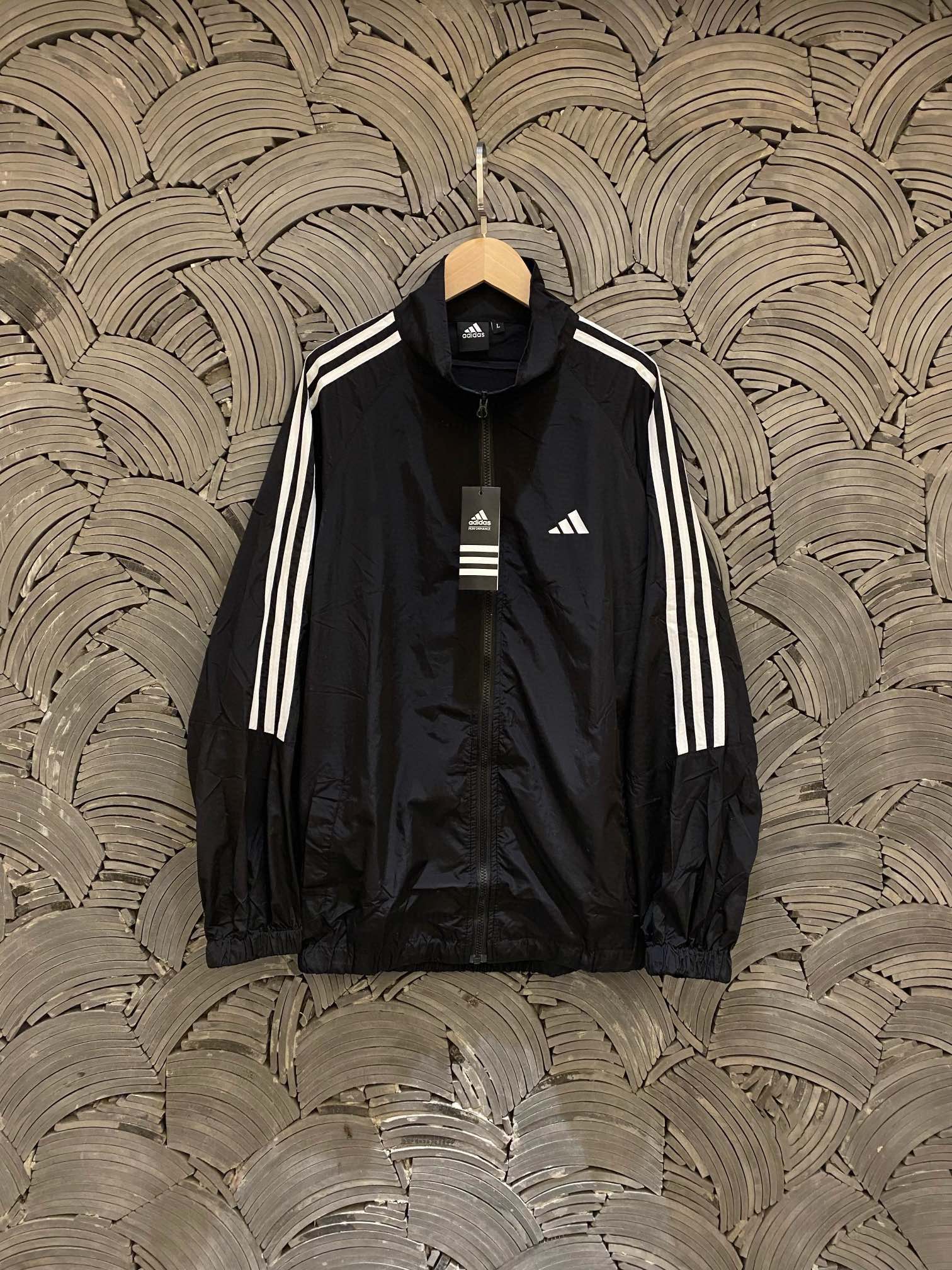 💰85
Adidas阿迪达斯 立领防晒衣薄款皱感侧边三条杠冲锋衣运动拉链抽绳机能落肩外套情侣款
Color: 黑色  Size: M-XL
M  胸围120 衣长69 (cm）
L  胸围124 衣长70 (cm）
XL 胸围128 衣长71 (cm)