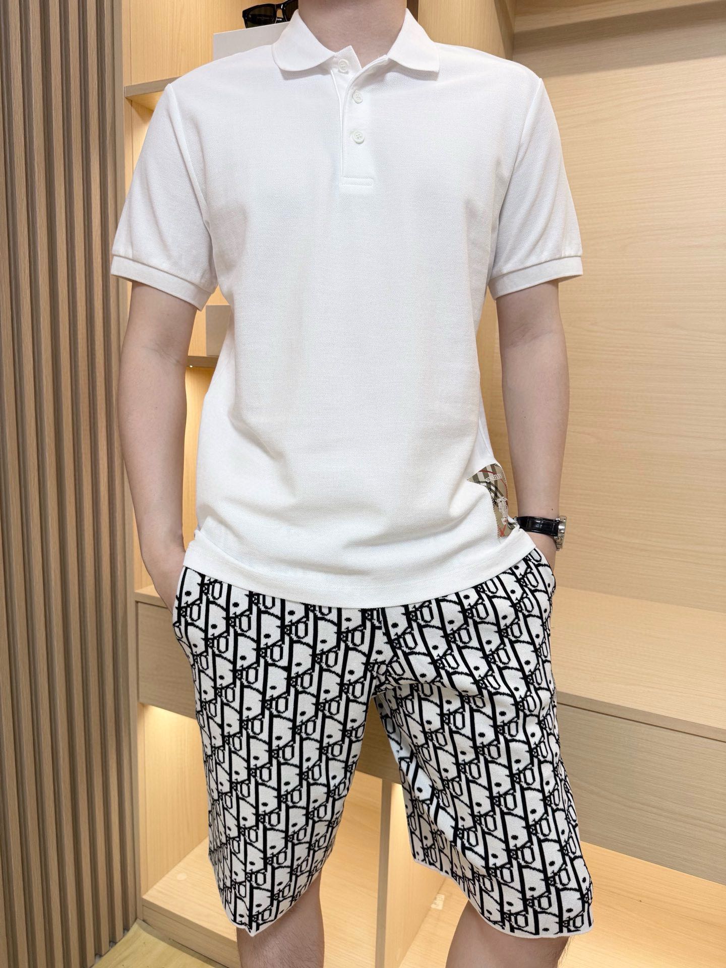 NO:494120,Burberry-2025 latest hot Polo, hot-selling items in Europe and the United States!  Selected Italian imported fine cotton fabrics with simple and elegant designs, the Pegasus logo at the waist highlights the charm, and the upper body effect can be seen. S-XXL (model 180/wear M, with Hong Kong Lane Crawford gift box packaging), burberry, alexander wang19860909巴宝莉-2025最新爆款Polo出货 欧美热销单品！精选意大利进口精棉面料搭配简约大方的设计,腰间的飞马标志彰显韵味 上身效果看得见.码数S-XXL（模特180/穿M,配香港连卡佛礼盒包装）,,burberry,alexander wang,Men's clothing