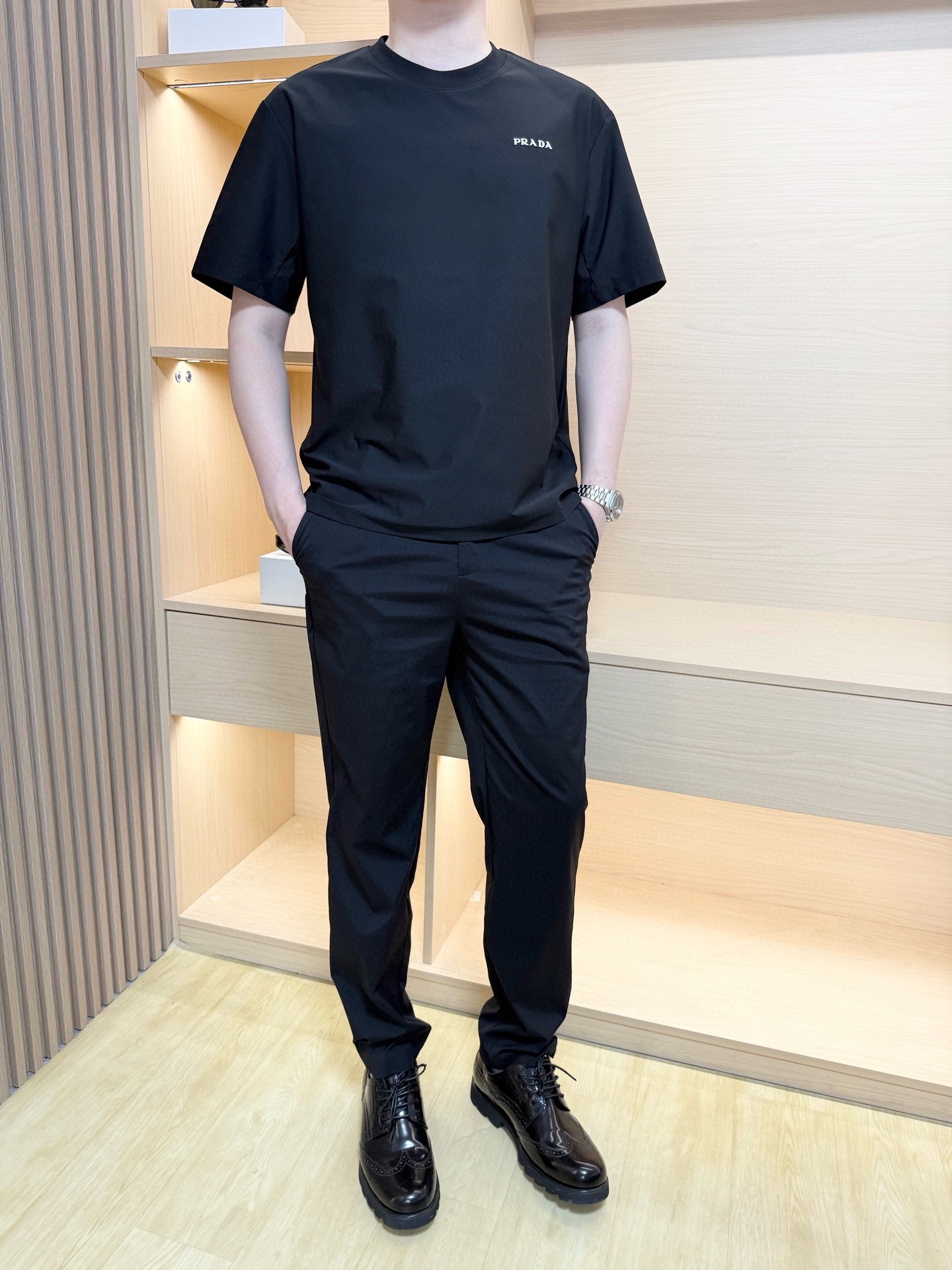 NO:494127,Prada-2025 counter latest hot woven T-shirts are shipped, and European and American counters are popular!  The exquisite brand on the chest is quite fashionable, and there is no need to say much about the effect of the upper body. The number of codes is 48-56 (model 180/wear 48, with Hong Kong Lane Crawford gift box packaging), prada,tees, t-shirt, alexander wang19860909普拉达-2025专柜最新爆款梭织T恤出货 欧美专柜热销单品！胸前的精致品牌相当彰显时尚 上身效果不用多说.码数48-56（模特180/穿48,配香港连卡佛礼盒包装）,,prada,tees，t-shirt,alexander wang,Men's clothing