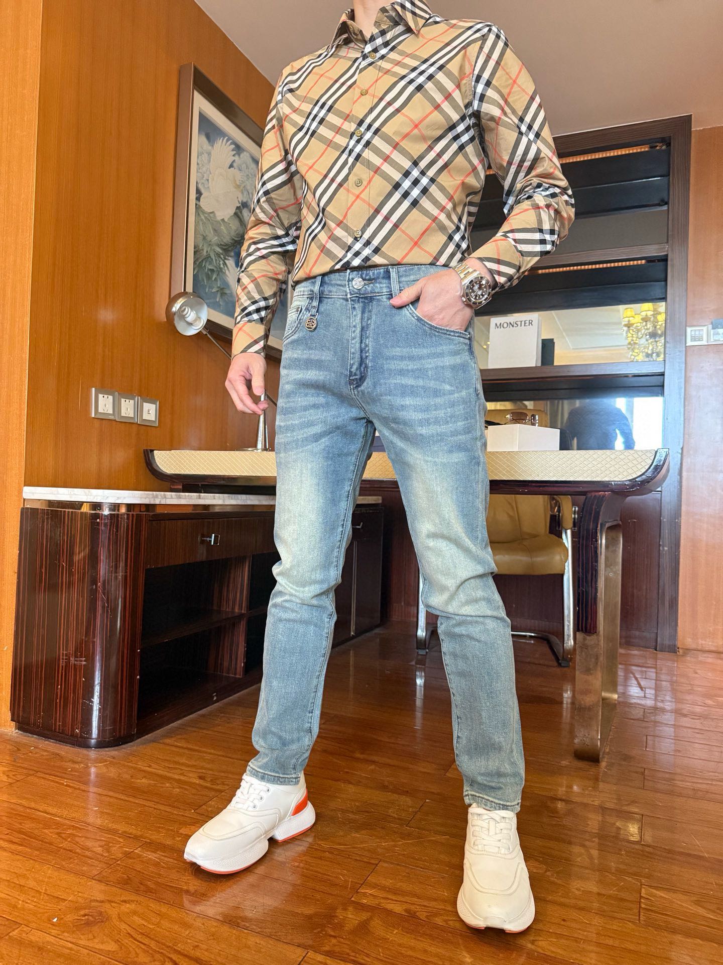 NO:500540,Balenciaga - the latest jeans in 2025 counters are shipped in blue, and European and American counters are released simultaneously. Selected custom tannins imported from Italy and matched with the latest slim fit design, the latest brand leather logo shows the charm. You are definitely worthy of having it. Number 29-38 (with Hong Kong Lane Crawford gift box packaging), ,balenciaga, jeans, alexander wang19860909巴黎世家-2025专柜最新款牛仔裤蓝色出货 欧美专柜同步发售.精选意大利进口定制丹宁面料搭配最新的修身设计,最新品牌皮标相当彰显韵味 您绝对值得拥有.码数29-38（配香港连卡佛礼盒包装）,,balenciaga,jeans,alexander wang,Men's clothing