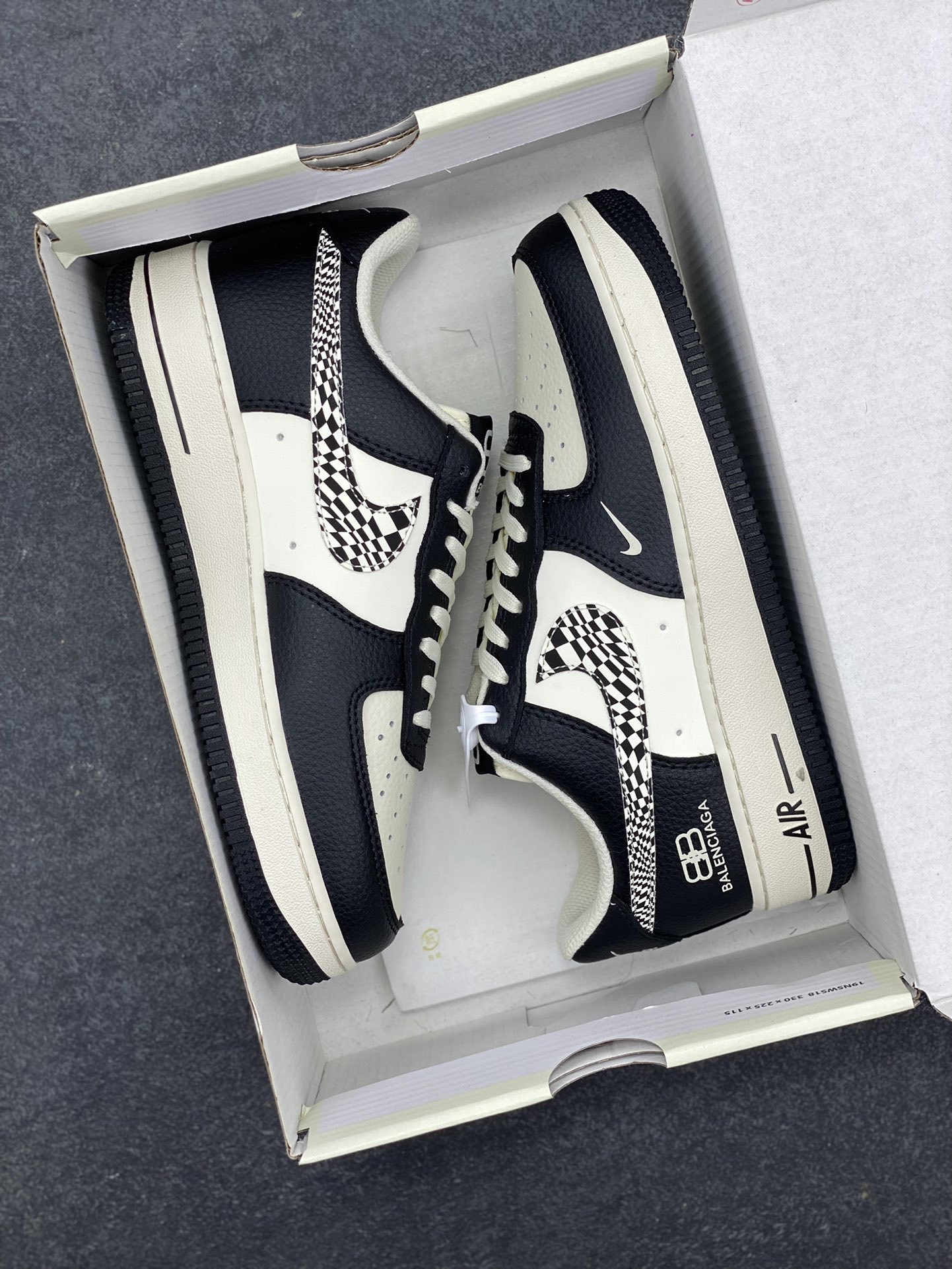 图片[9]-Nike Air Force 1 \’07 Low “巴黎世家联名——米黑创意勾”空军一号 低帮 运动鞋 休闲鞋 折边针车 工艺难度大 原楦头原纸板 原装鞋盒 定制五金配件 内置全掌气垫 原厂鞋底 货号：HJ3318-003 尺码：36 36.5 37.5 38 38.5 39 40 40.5 41 42 42.5 43 44 44.5 45-选品中心