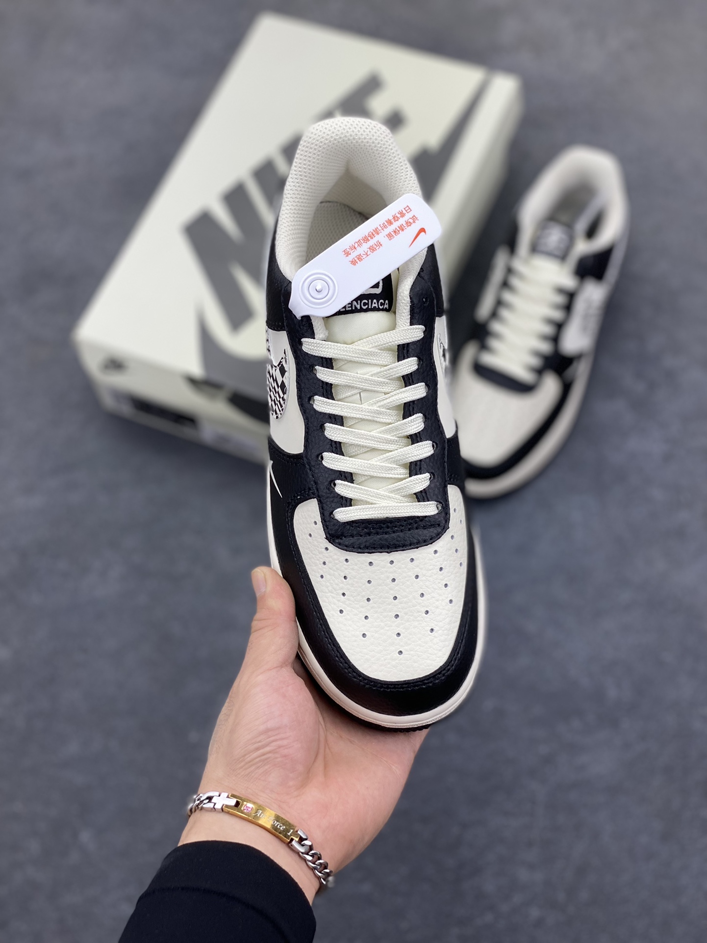 图片[2]-Nike Air Force 1 \’07 Low “巴黎世家联名——米黑创意勾”空军一号 低帮 运动鞋 休闲鞋 折边针车 工艺难度大 原楦头原纸板 原装鞋盒 定制五金配件 内置全掌气垫 原厂鞋底 货号：HJ3318-003 尺码：36 36.5 37.5 38 38.5 39 40 40.5 41 42 42.5 43 44 44.5 45-选品中心