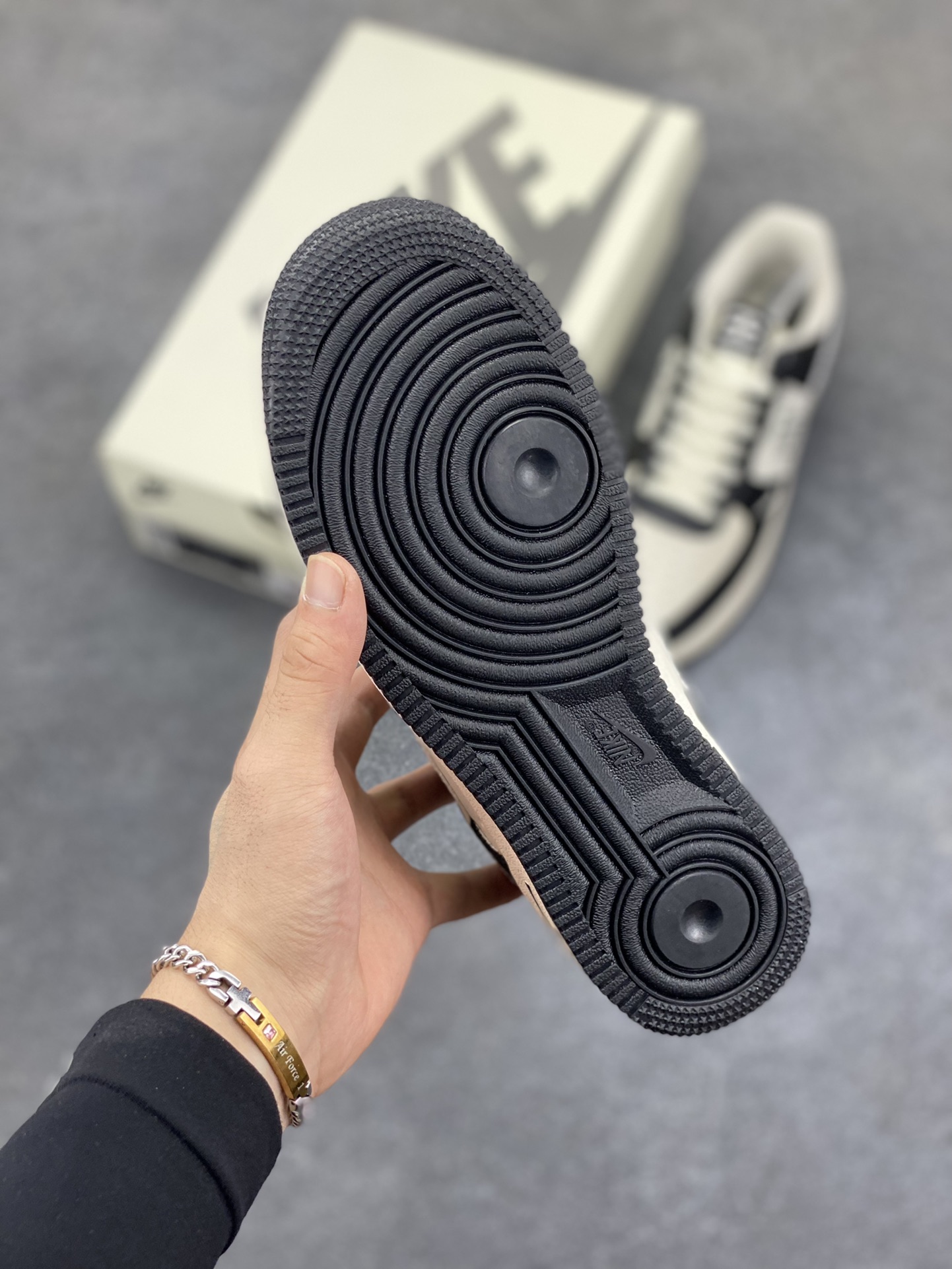 图片[5]-Nike Air Force 1 \’07 Low “巴黎世家联名——米黑创意勾”空军一号 低帮 运动鞋 休闲鞋 折边针车 工艺难度大 原楦头原纸板 原装鞋盒 定制五金配件 内置全掌气垫 原厂鞋底 货号：HJ3318-003 尺码：36 36.5 37.5 38 38.5 39 40 40.5 41 42 42.5 43 44 44.5 45-选品中心