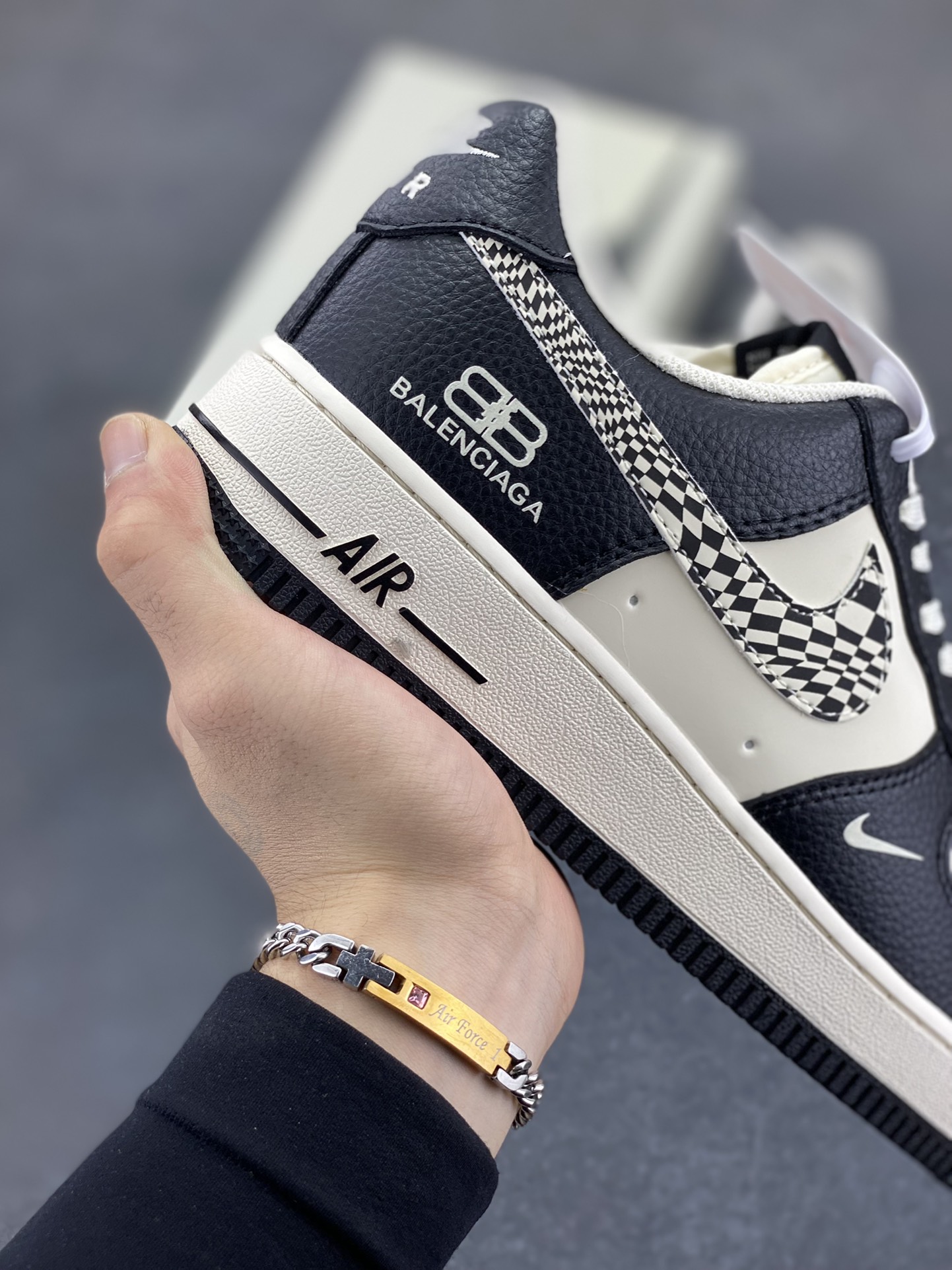 图片[6]-Nike Air Force 1 \’07 Low “巴黎世家联名——米黑创意勾”空军一号 低帮 运动鞋 休闲鞋 折边针车 工艺难度大 原楦头原纸板 原装鞋盒 定制五金配件 内置全掌气垫 原厂鞋底 货号：HJ3318-003 尺码：36 36.5 37.5 38 38.5 39 40 40.5 41 42 42.5 43 44 44.5 45-选品中心